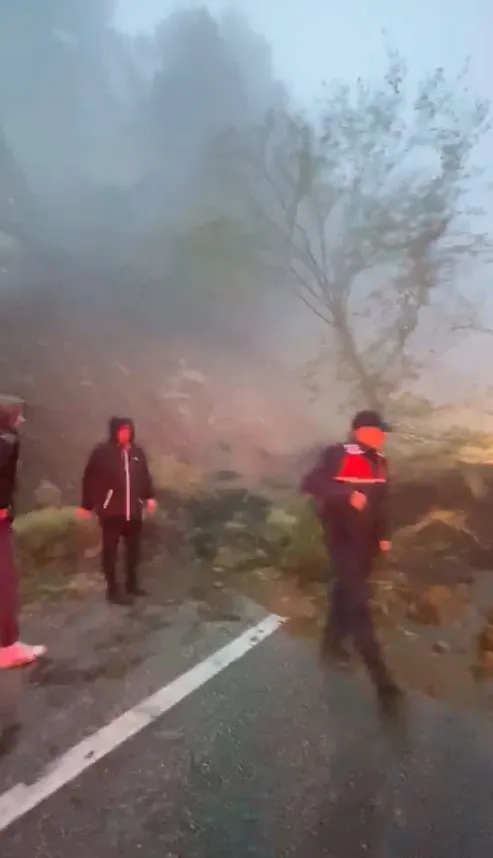 Uludağ yolunda sabah saatlerinde korkutan heyelan
