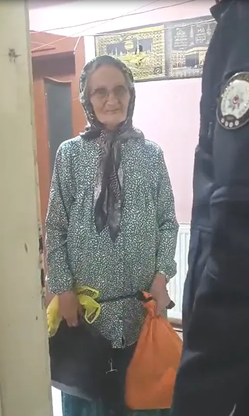 Gece yarısı sokakta kaybolan yaşlı kadından polislere duygulandıran kahve daveti