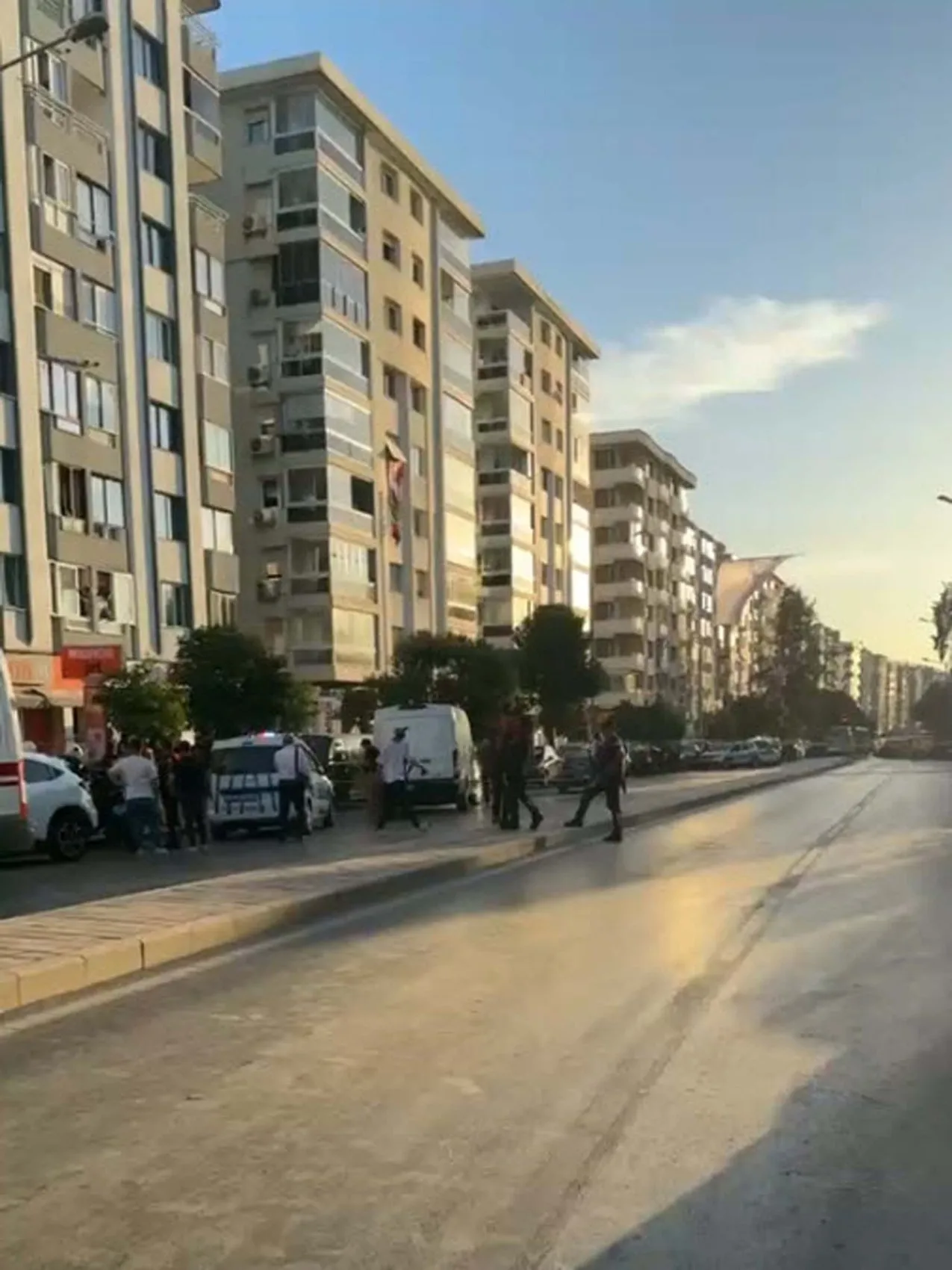 Karabağlar'da banka şubesinde korku dolu anlar: Silahlı kişi içeride dehşet saçtı