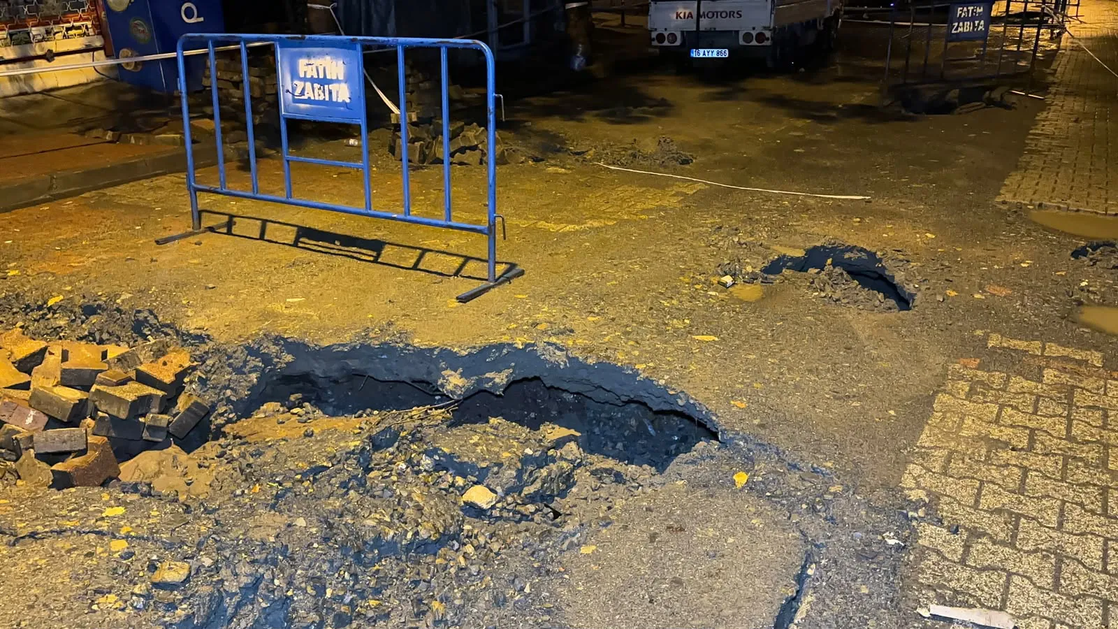 İstanbul'da gece mesaisi: Sağanak yolları göle çevirdi, araçlar çukurlara saplandı