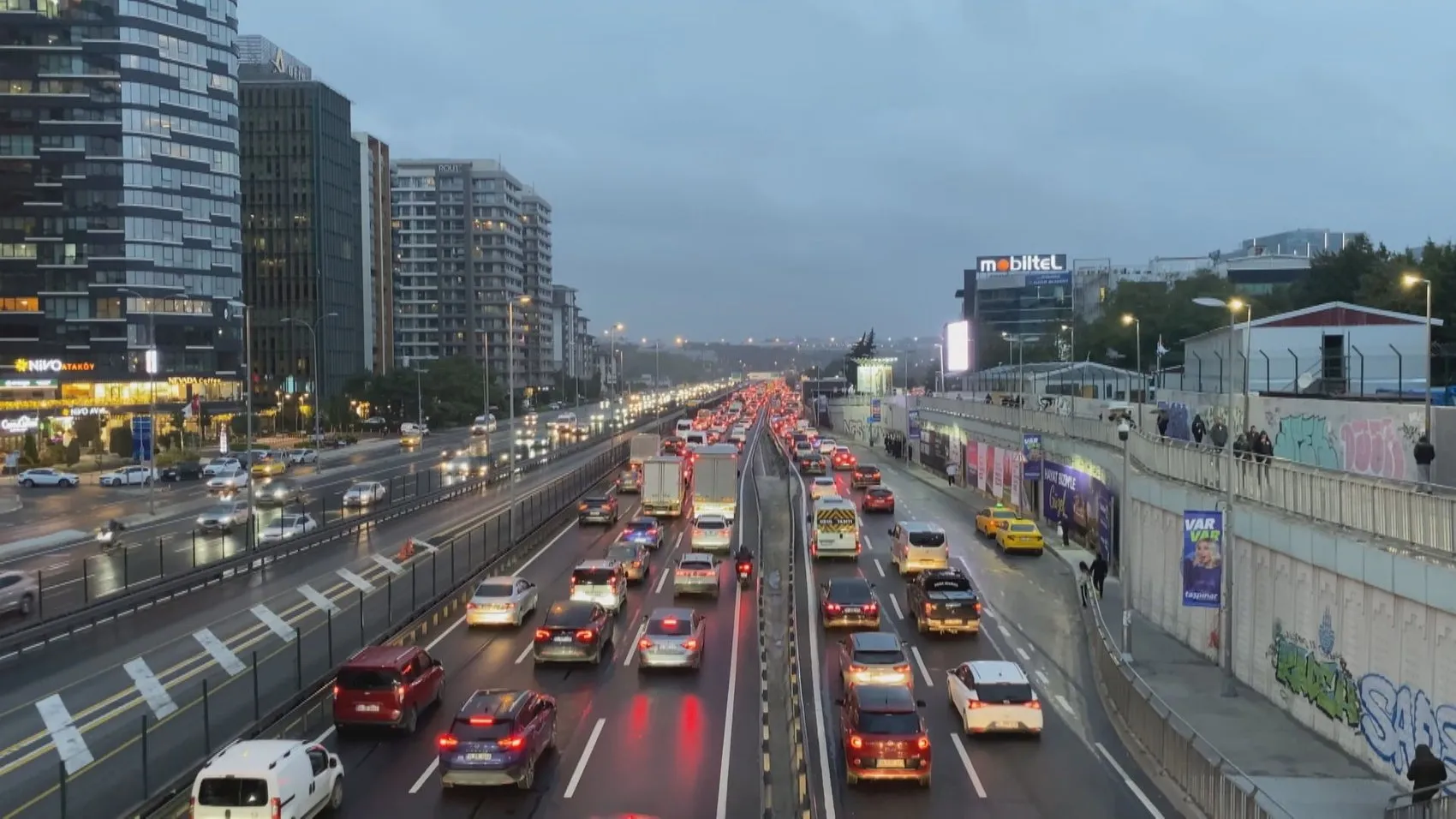 İstanbul trafiğinde akşam kabusu: Yüzde 78 yoğunlukla hayat durdu