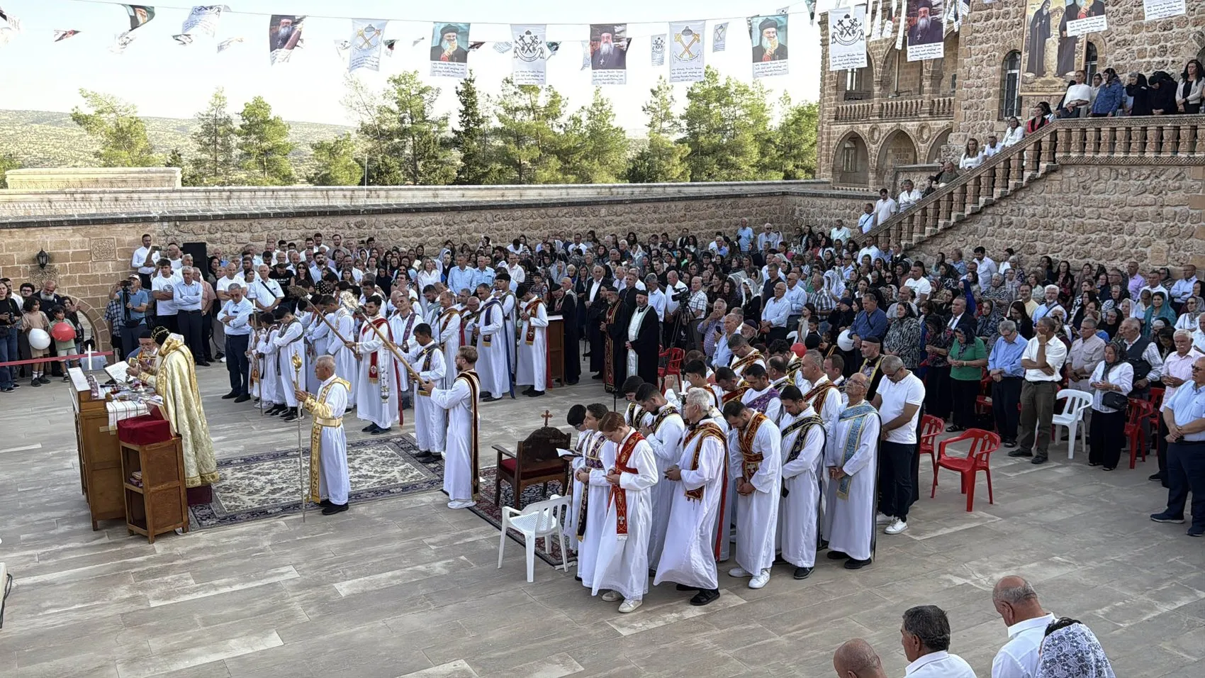 Cübbesinin altında şanlı bir madalya taşıyor: Kıbrıs gazisi Süryani papazın vatan nöbeti