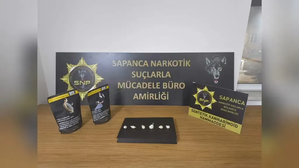 Sakarya'da narkotik darbesi: Üç adrese eş zamanlı baskınla yakalandılar