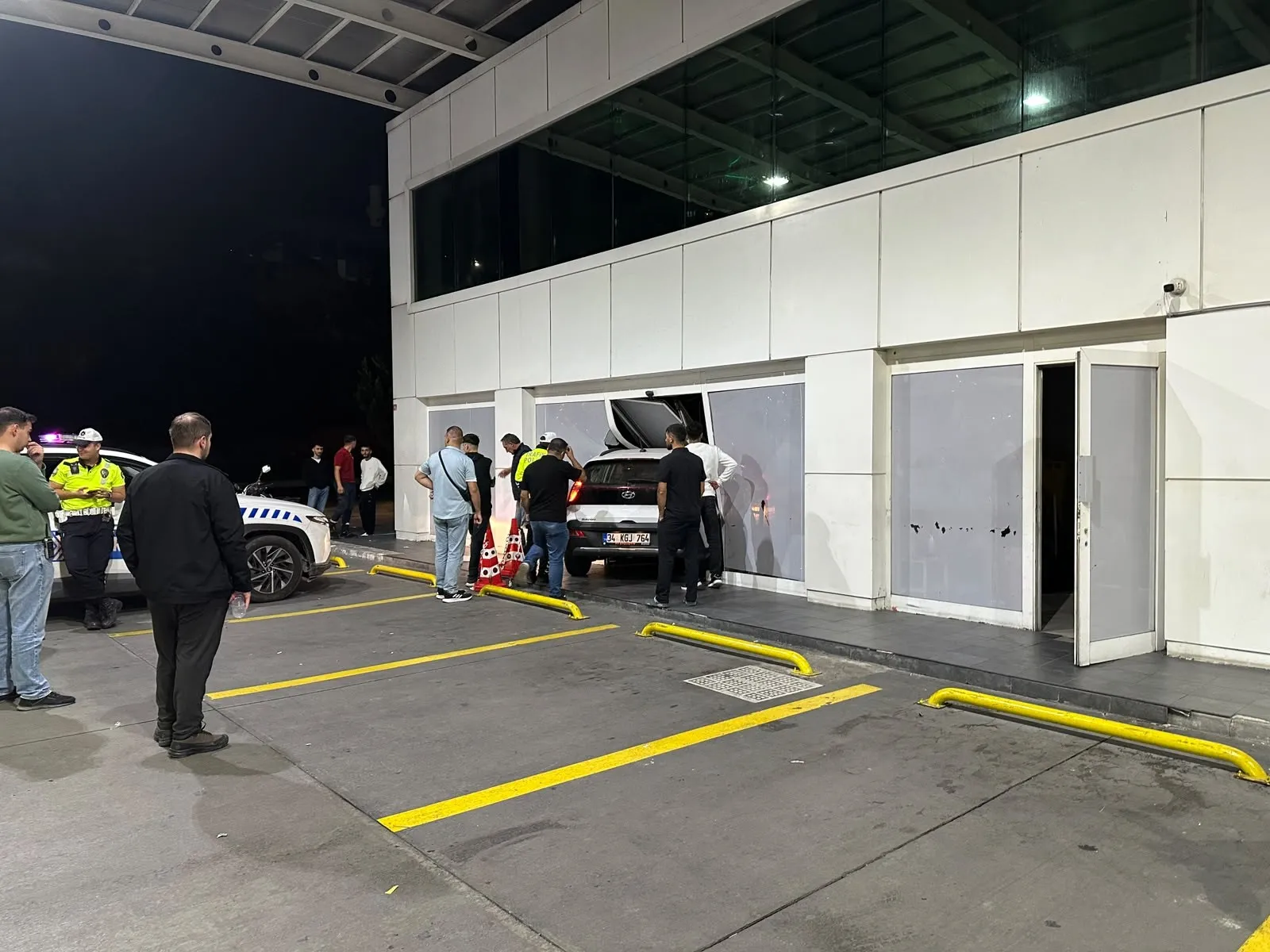 Küçükçekmece'de gece yarısı paniği: Akaryakıt istasyonunda marketin içine daldı
