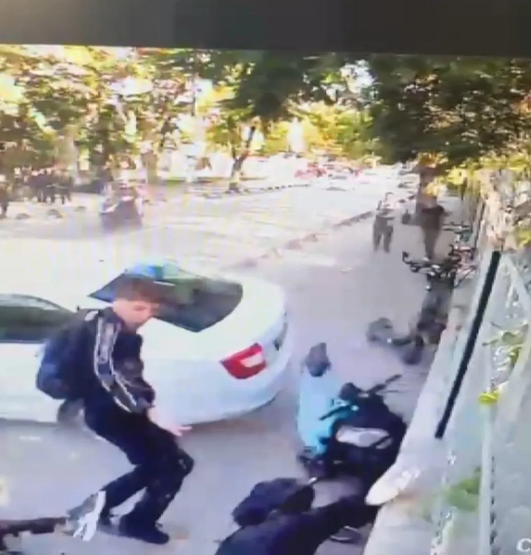 Sabah ders zili çalarken dehşet anları: Okul yolundaki öğrencilere otomobil çarptı