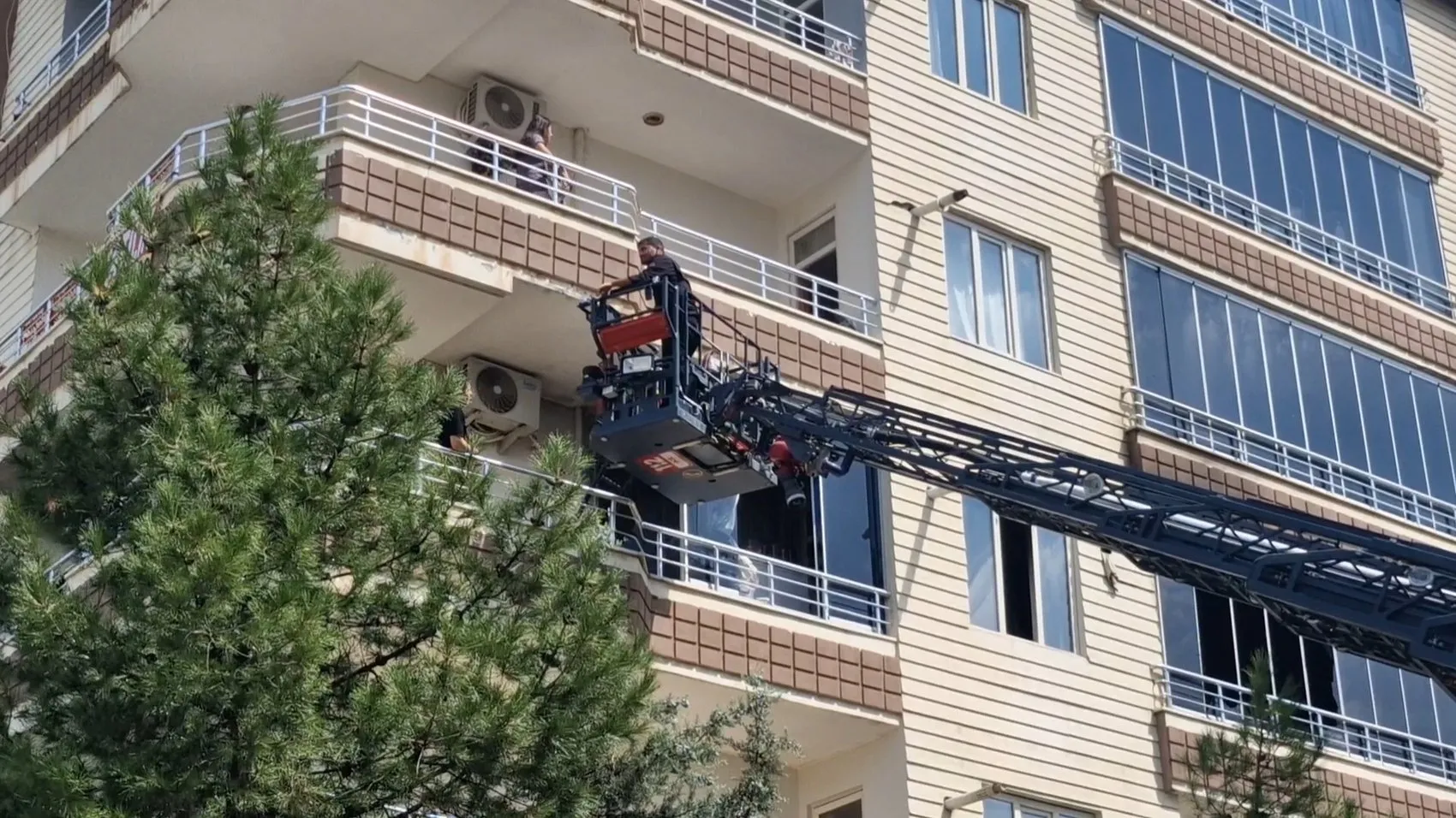 Diyarbakır'da korku dolu anlar: 9 katlı binada mahsur kalanlar merdivenle kurtarıldı