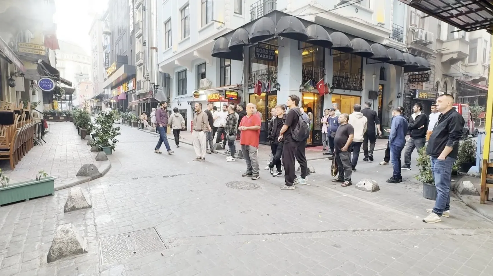 Beyoğlu'nda sabah dehşeti: 6 katlı binayı alevler teslim aldı
