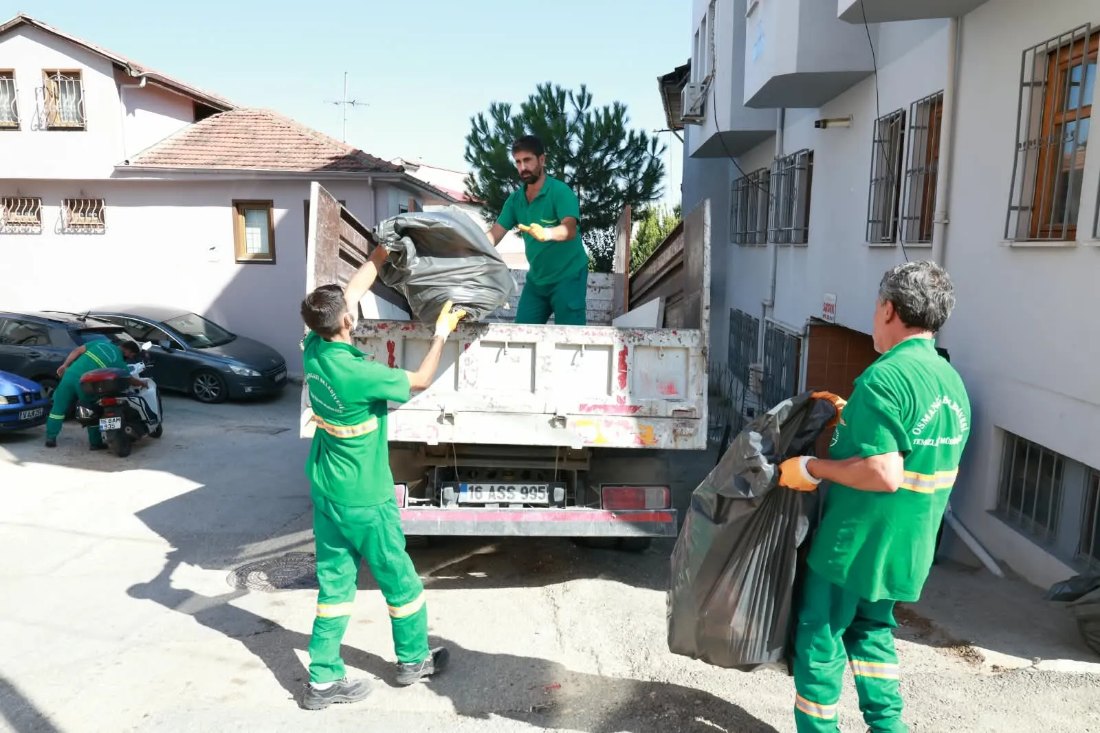 Tahtakale'de çöp ev operasyonu: Mahalleliyi canından bezdiren koku son buldu