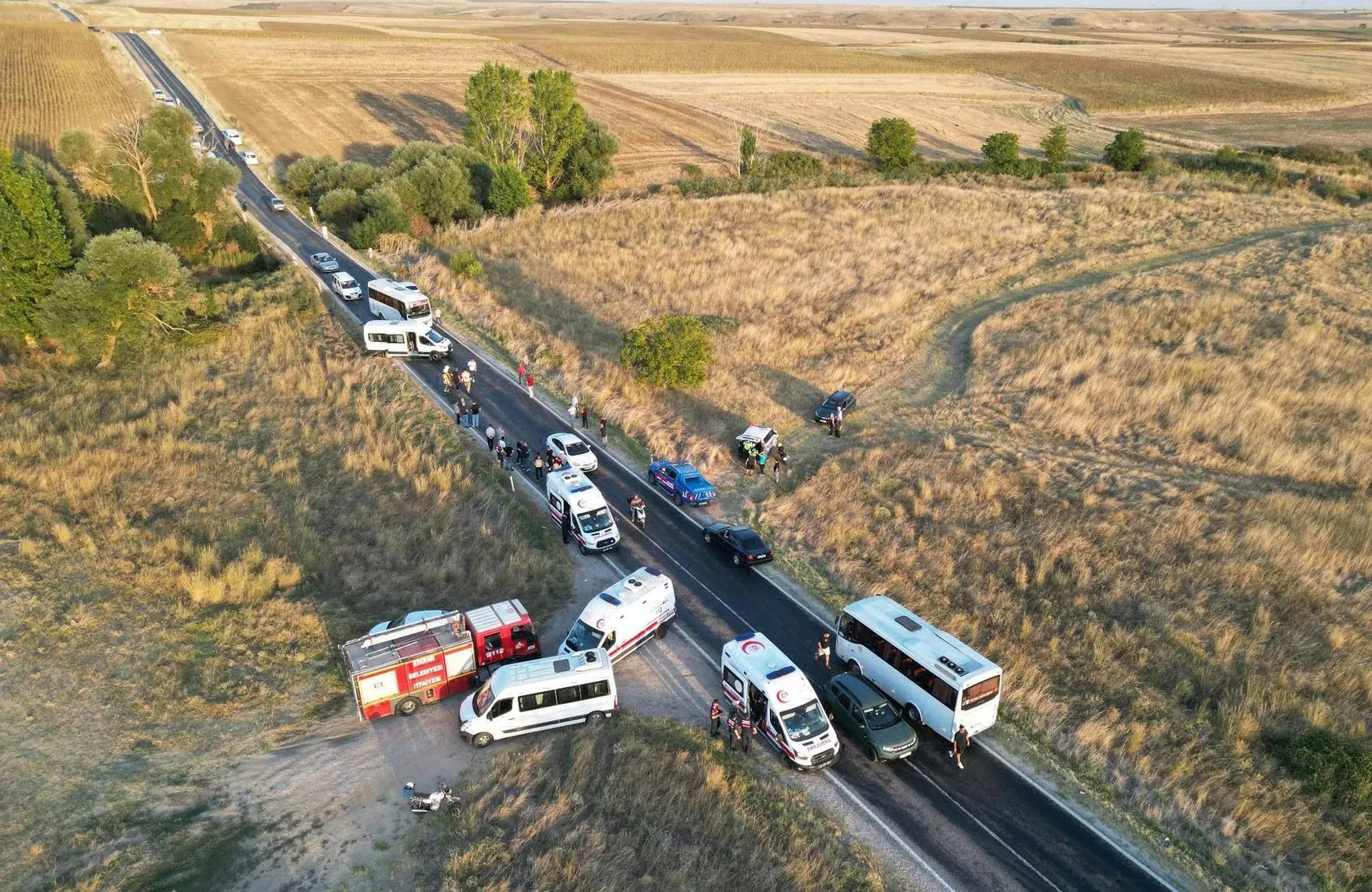 Edirne'de akşam saatlerinde korkutan kaza: Üç araç birbirine girdi