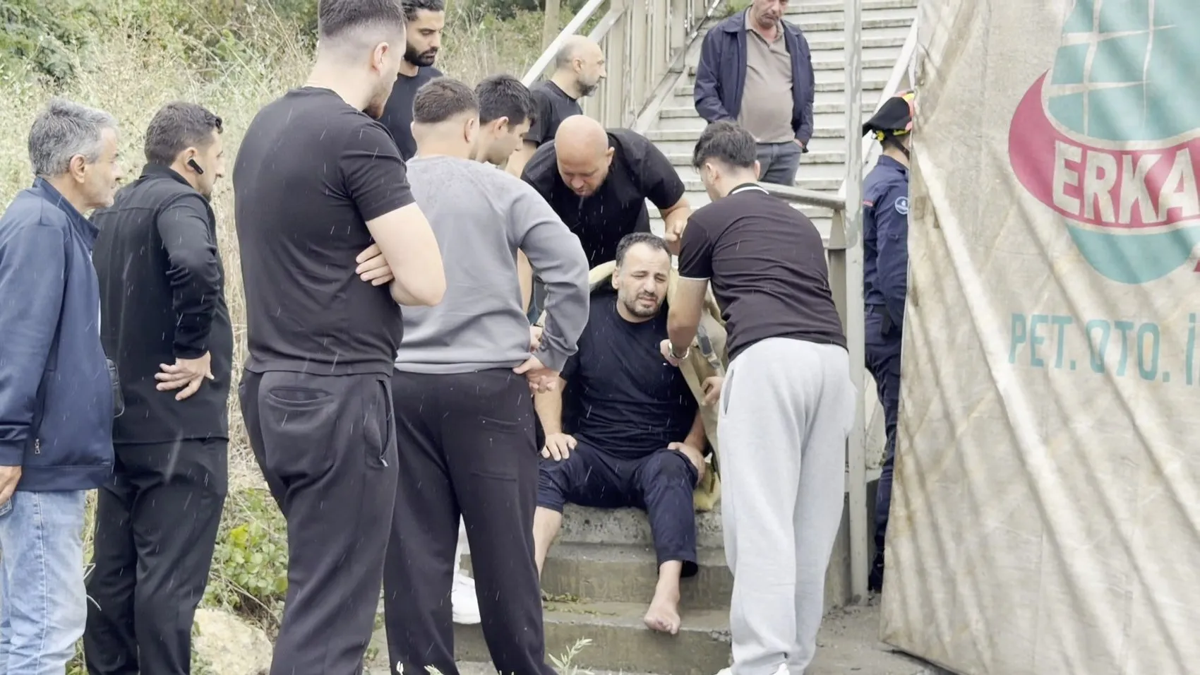 Arnavutköy'de yağmurun getirdiği kabus: Devrilen kamyona çarptı, kardeşin feryadı yürekleri dağladı