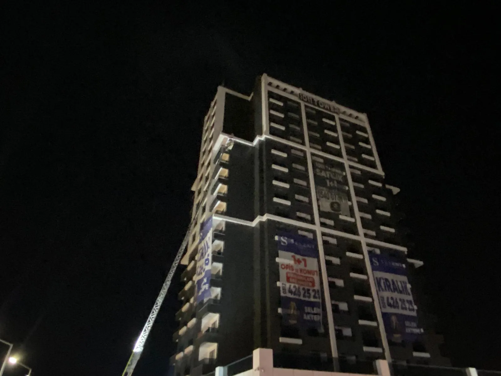 Altındağ'da geceyi aydınlatan alevler: İş merkezinde korkutan yangın