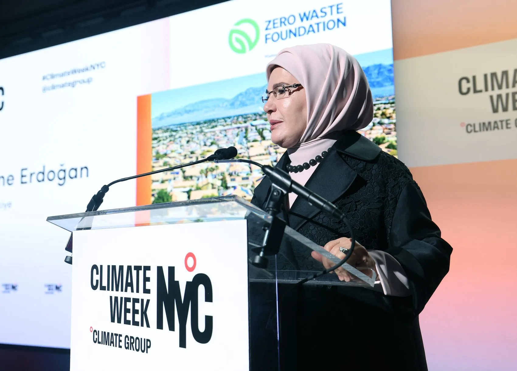 Emine Erdoğan'dan New York'ta 'tüketim çılgınlığı' uyarısı: Geleceği kurtarmak için zihniyet devrimi şart