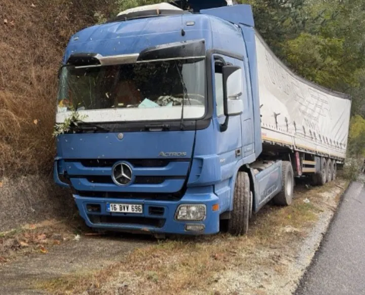 İnegöl yolunda şeker yüklü TIR dehşeti: Tonlarca yük yola saçıldı