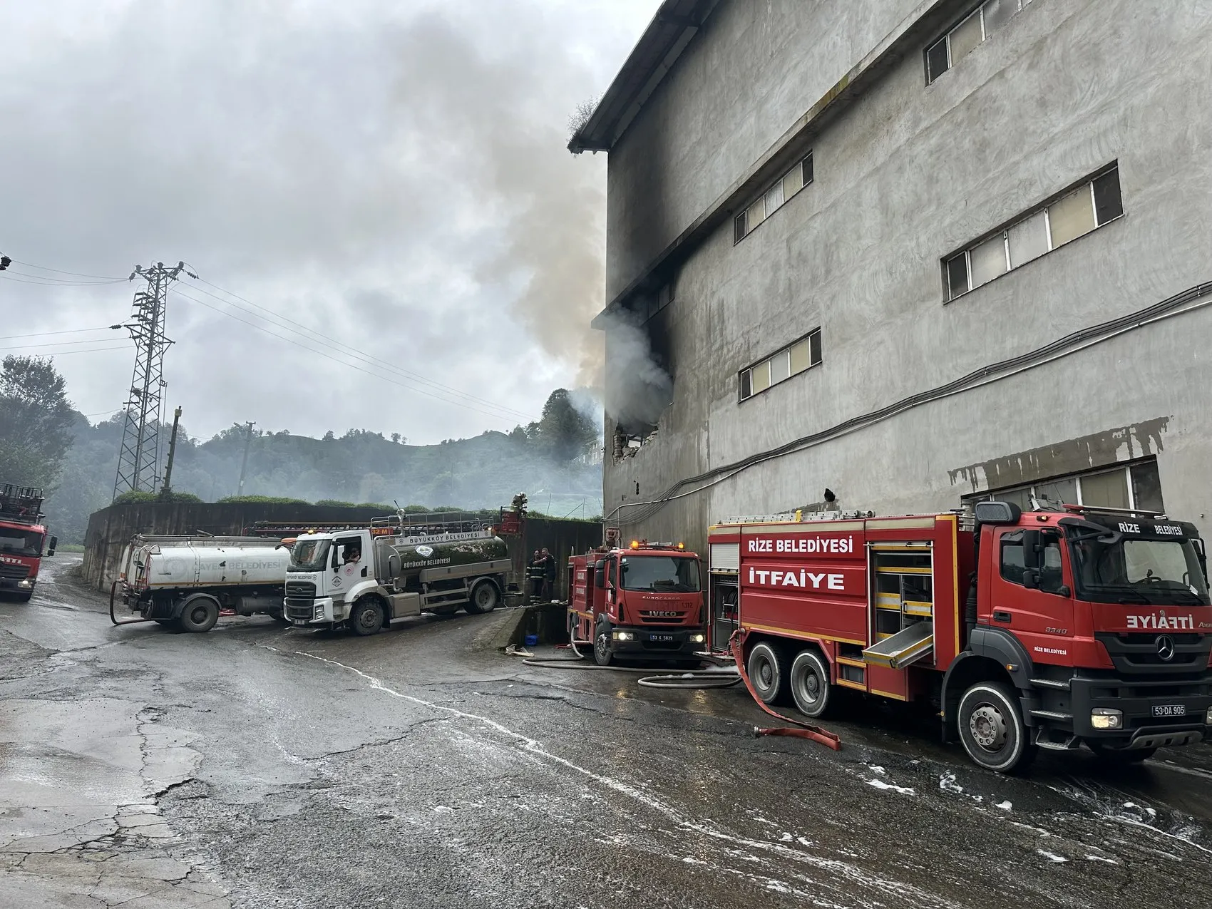 Çayeli'nde korku dolu anlar: Fabrika deposunu alevler teslim aldı