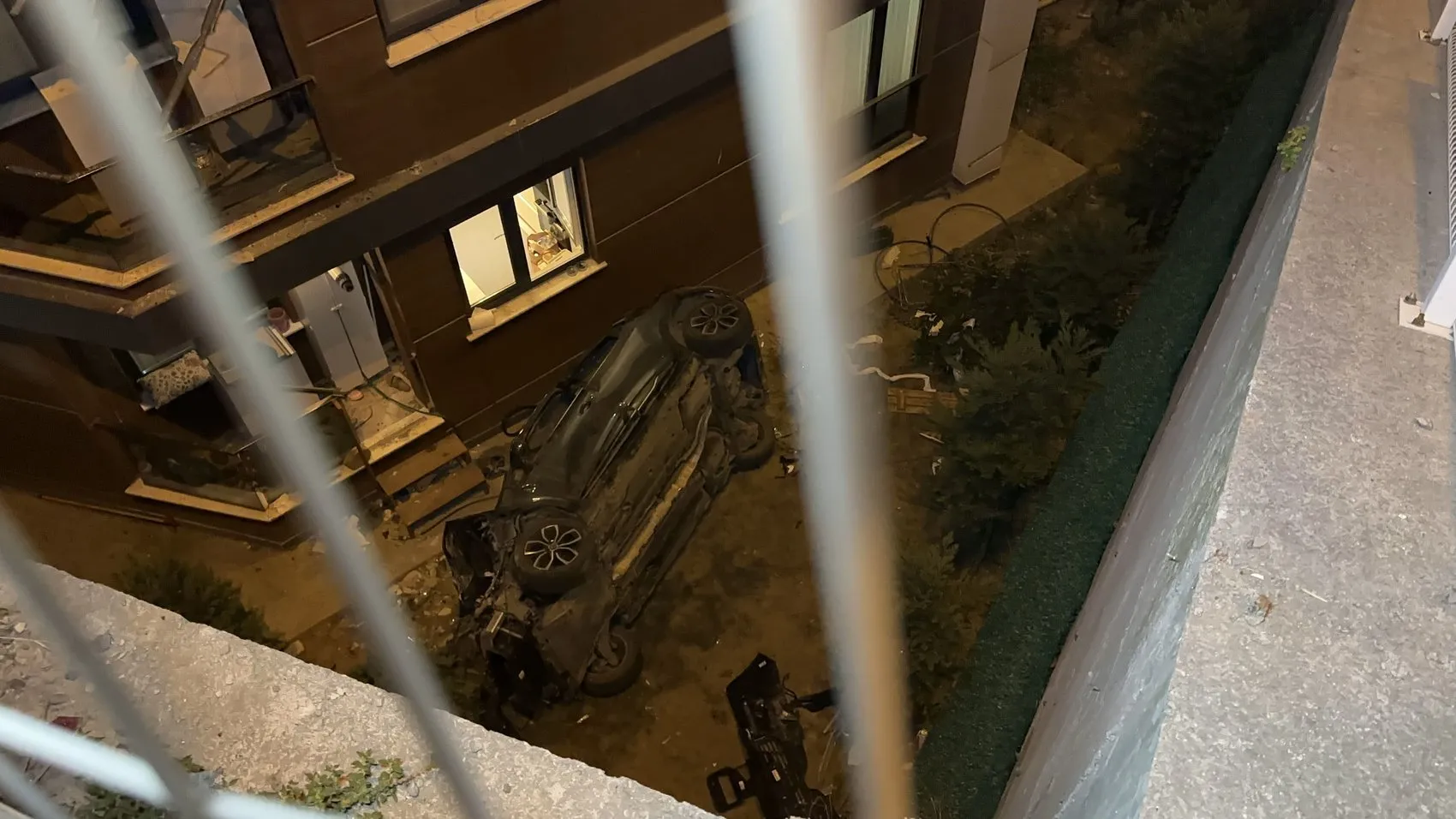 Eyüpsultan'da korkunç kaza: Kontrolden çıkan otomobil 15 metreden bahçeye çakıldı