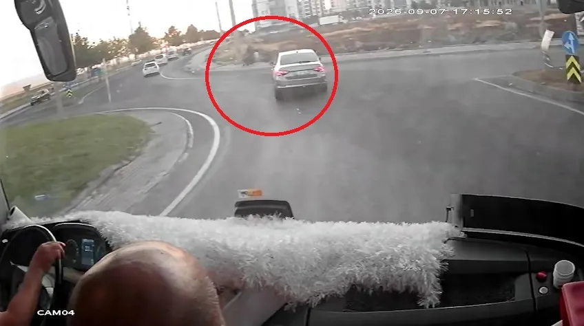 Diyarbakır'da dehşet anları: Kaldırımda yürüyen anne ve iki çocuğuna otomobil çarptı