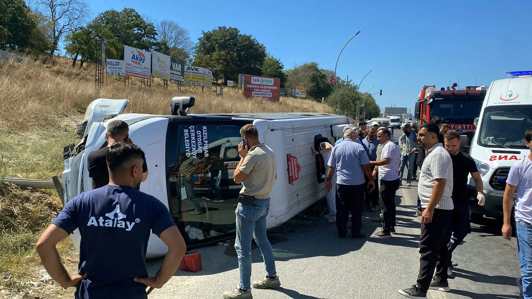 Çerkezköy'de dehşet anları: Minibüsün elektrik direğine çarptığı kazada bebek ve çocuklar yaralandı