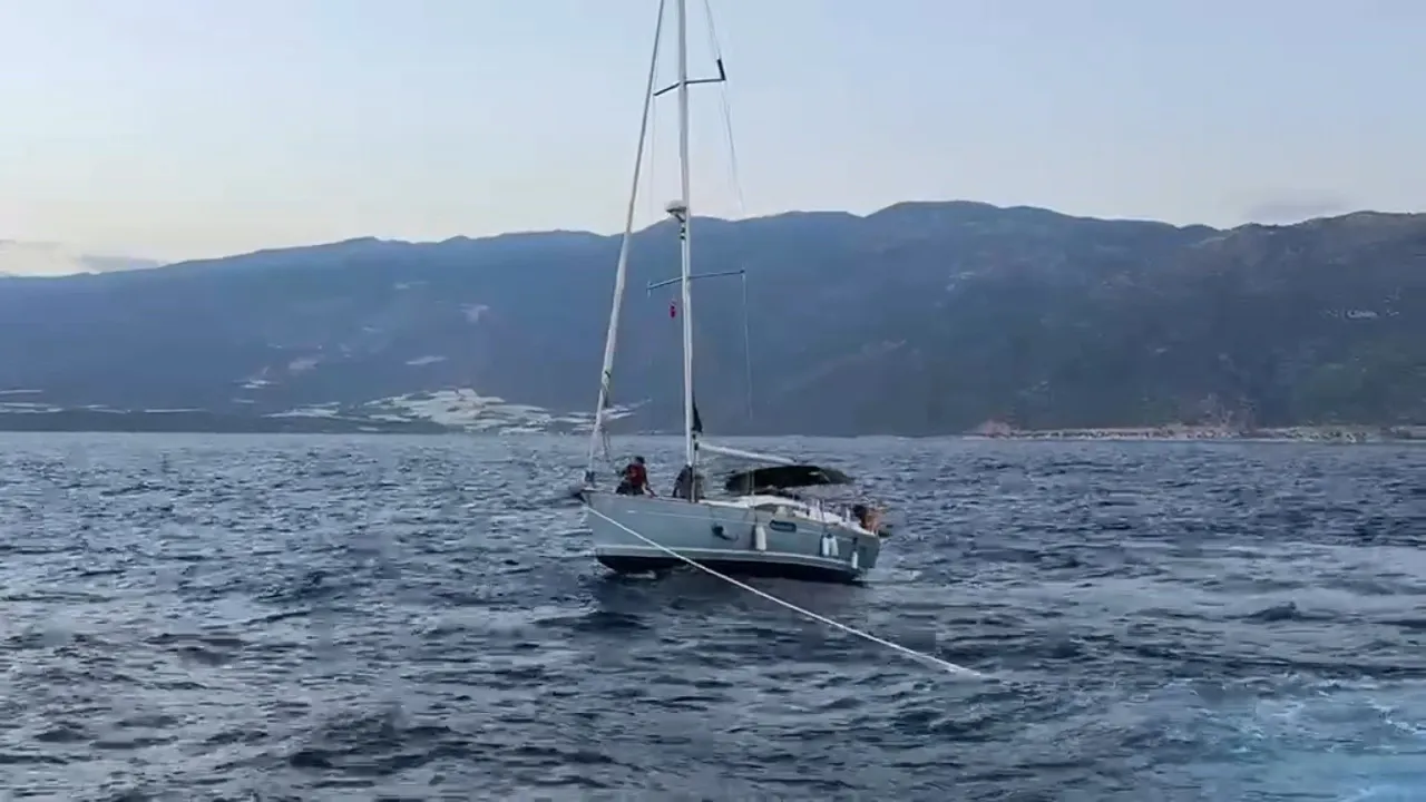 Akdeniz'in ortasında çaresiz kalmışlardı: Sahil Güvenlik'ten nefes kesen kurtarma operasyonu
