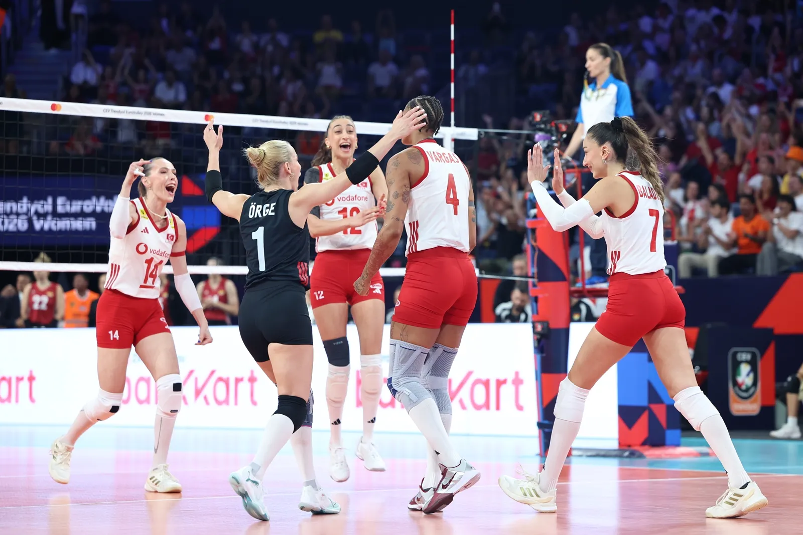 Filenin Sultanları Avrupa'da durdurulamıyor: Yarı finalin adı Sırbistan