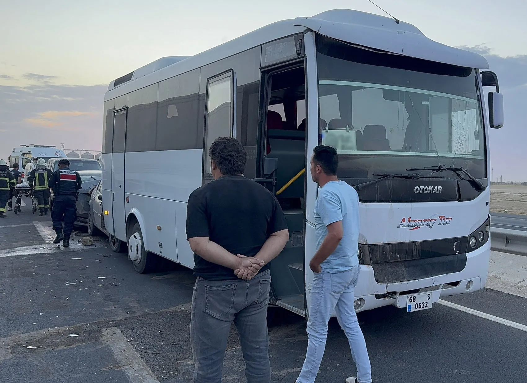 Aksaray yolunda göz gözü görmedi: Kum fırtınası 7 aracı birbirine kattı