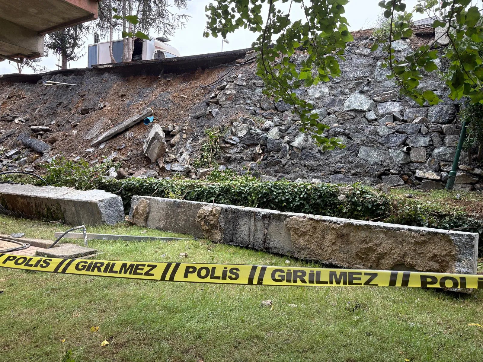 Etiler'de korkutan çökme: Lise duvarı site bahçesine devrildi