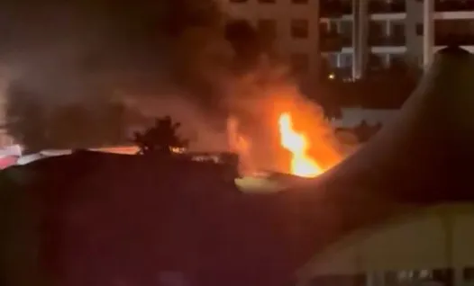 Ambarlı'da gece yarısı korkutan yangın: TIR küle döndü