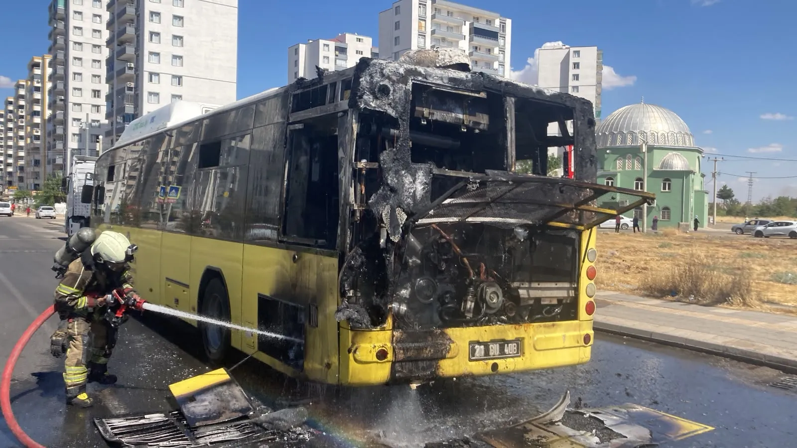 Diyarbakır'da korku dolu anlar: Yolcu otobüsü alevlere teslim oldu