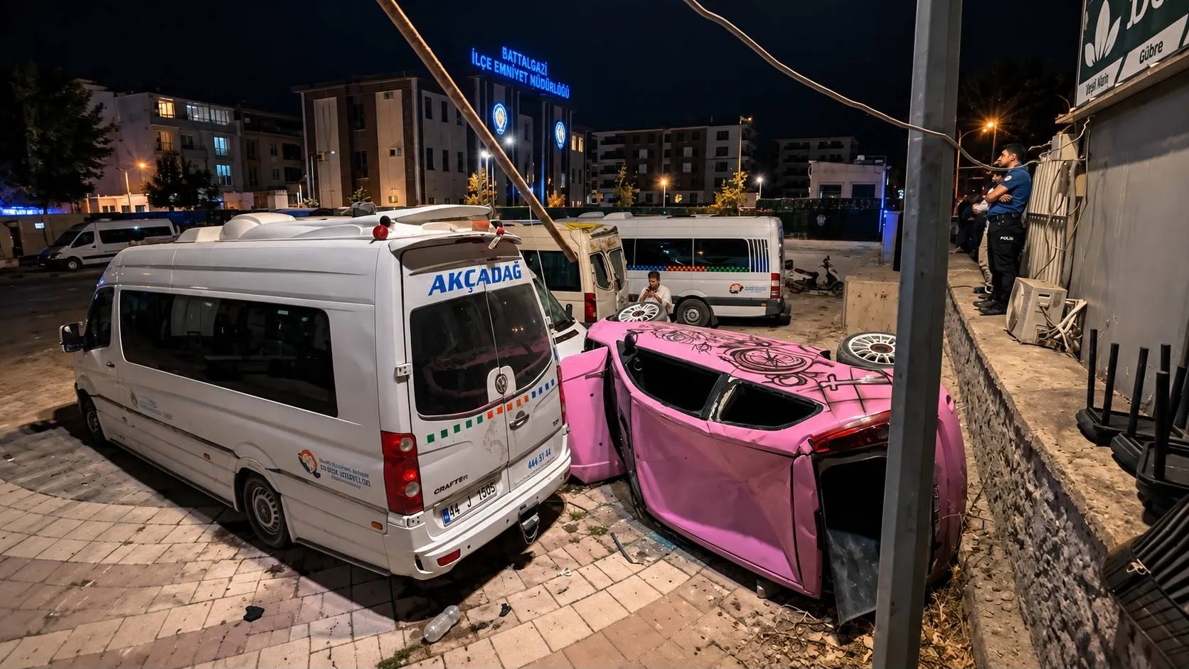 Buhara Bulvarı'nda korku dolu anlar: Otomobil otoparka daldı