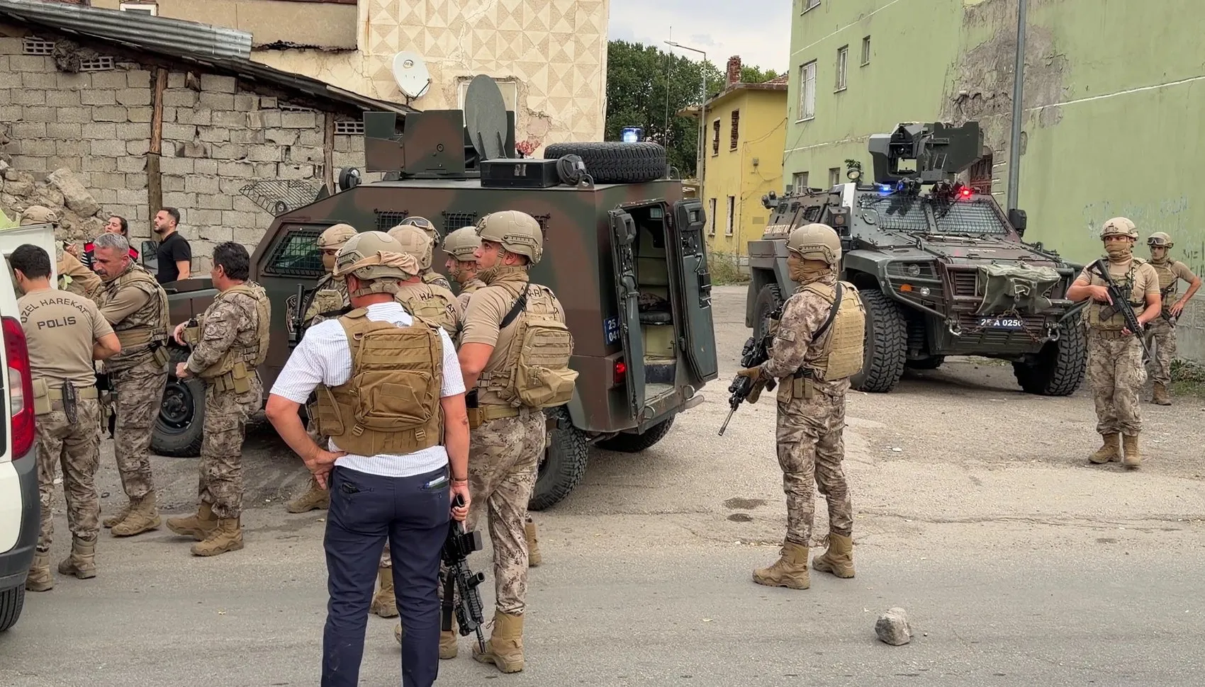 Erzurum'da aile kavgası kanlı bitti: Biri polis 12 kişi yaralandı