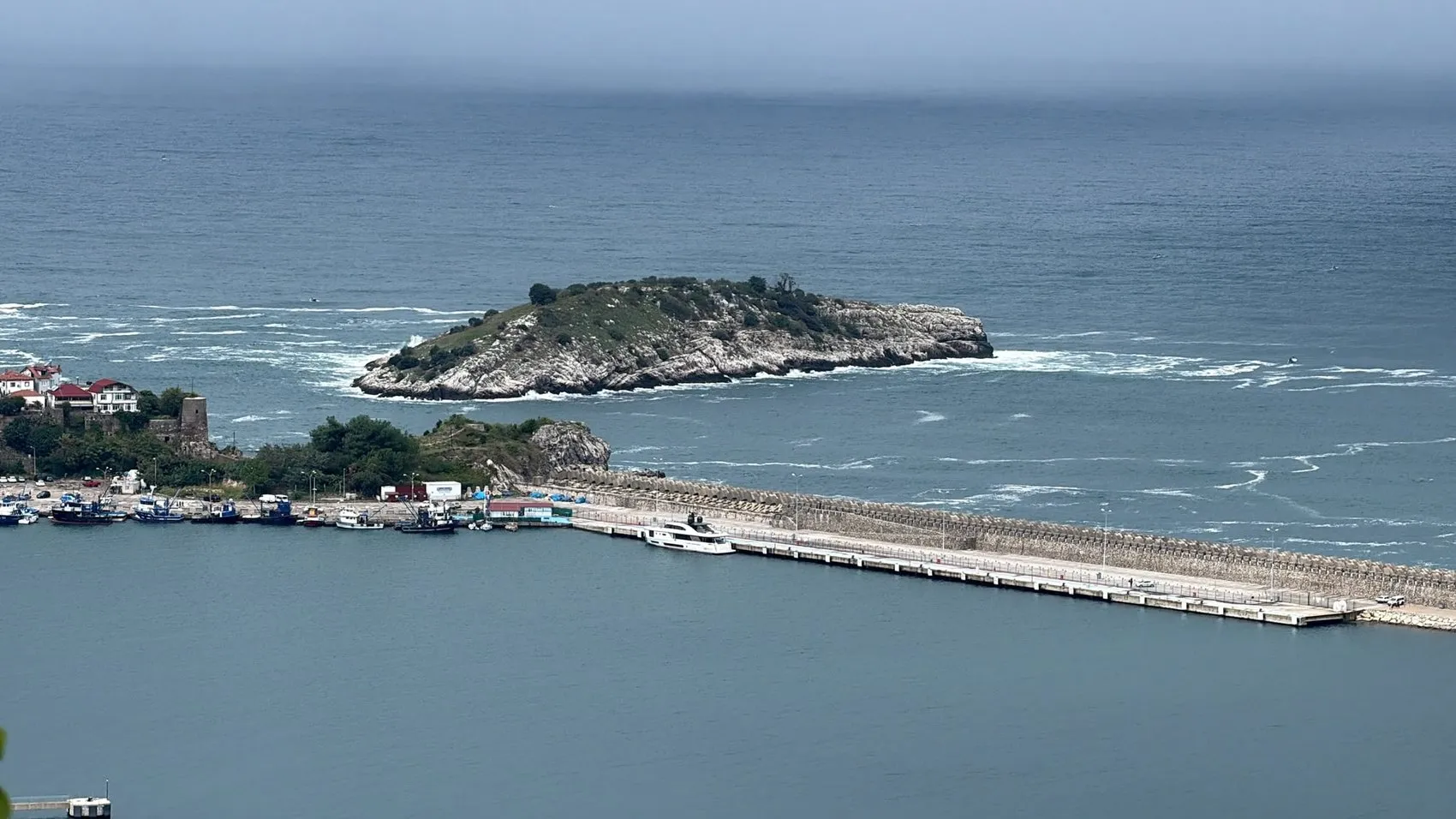 Amasra kıyılarında doğa alarm verdi: Dev dalgalar limanı dövüyor