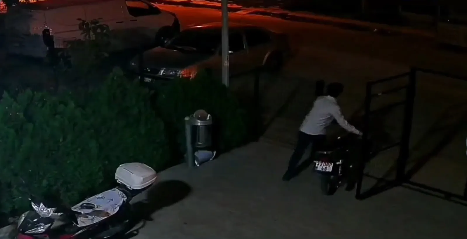 Nusaybin'de gece yarısı operasyonu: Apartman girişindeki motosikleti böyle götürdü