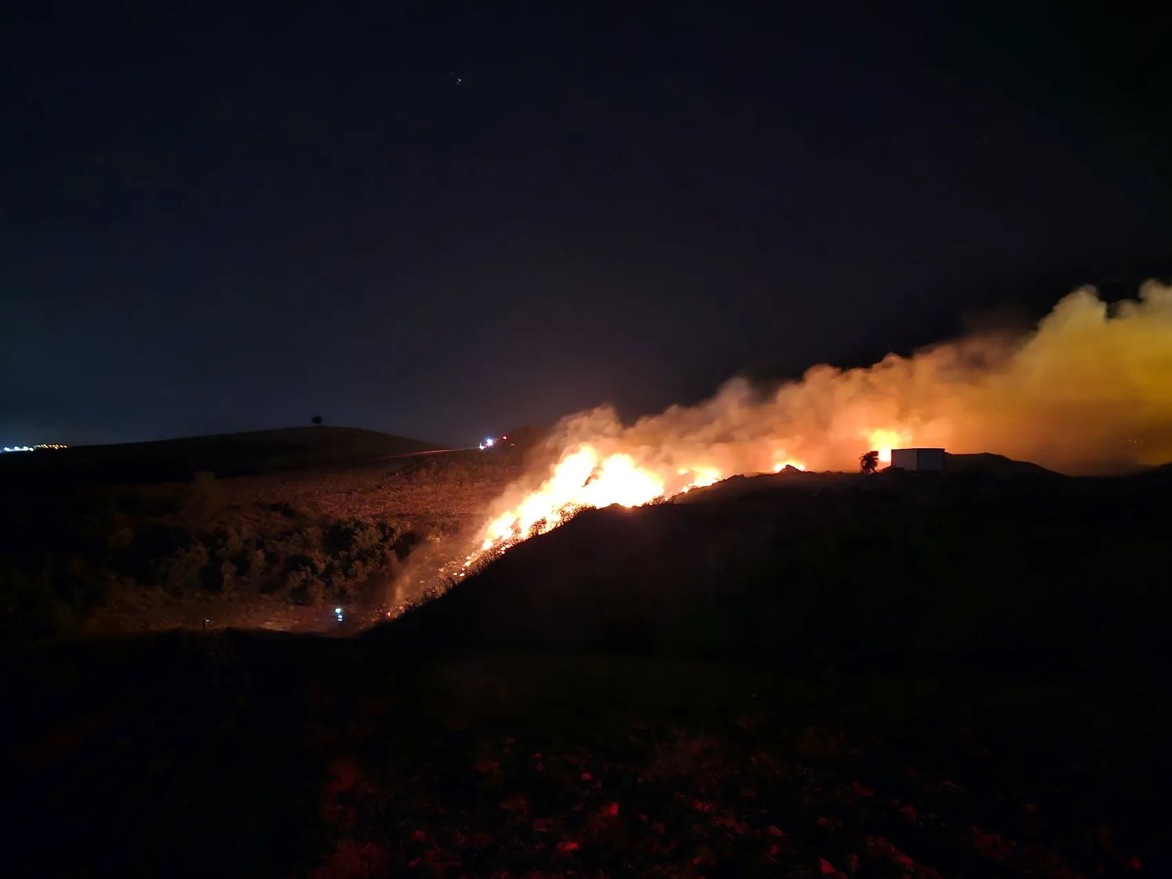 Adana'da korkutan yangın: Rüzgarlı Tepe'de alevler gökyüzünü kapladı