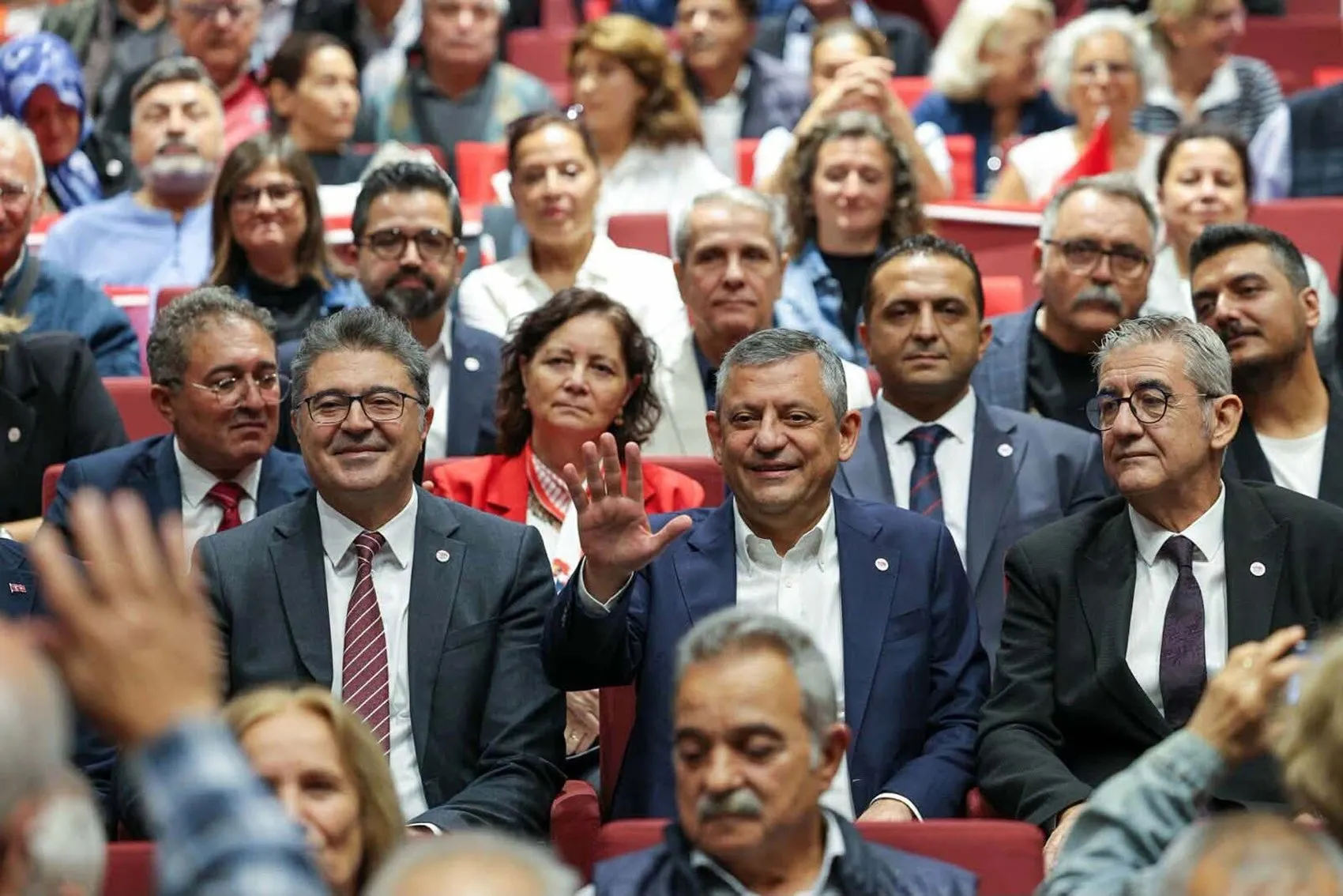 Özgür Özel'den Siyasetin İşletim Sistemine Neşter: Yeni Parti'de Delege Devri Kapandı