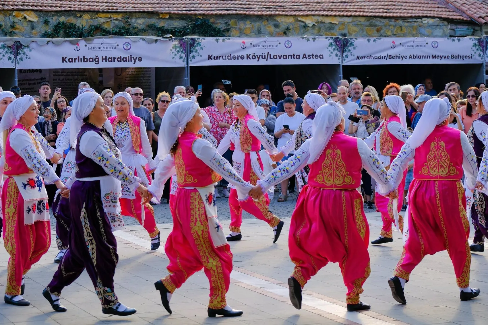 Kırklareli'nde nostalji rüzgarı: Tarihi mahallede üzümün bereketi kutlanıyor