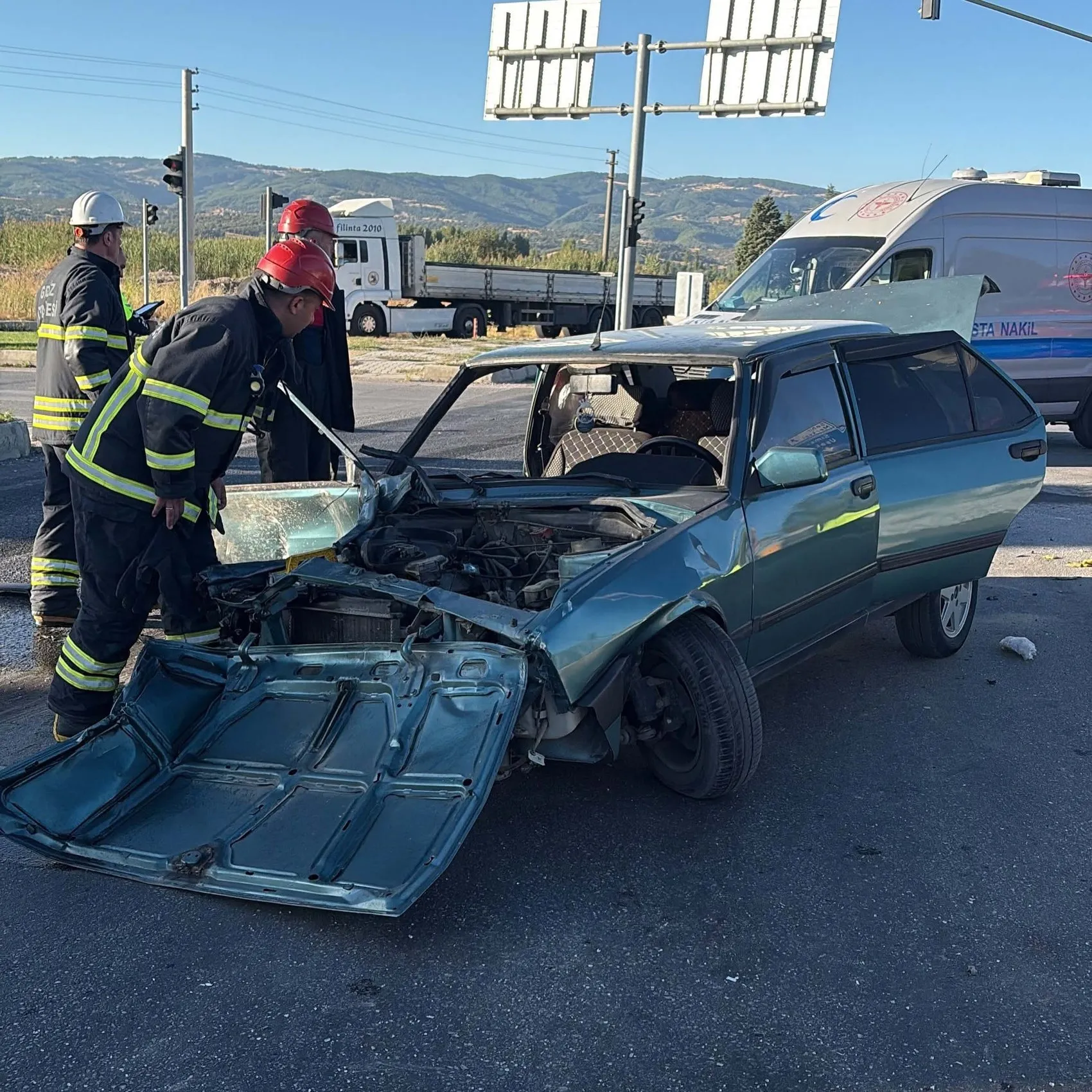 Gediz'de sabah saatlerinde dehşet anları: Otomobil hurdaya döndü