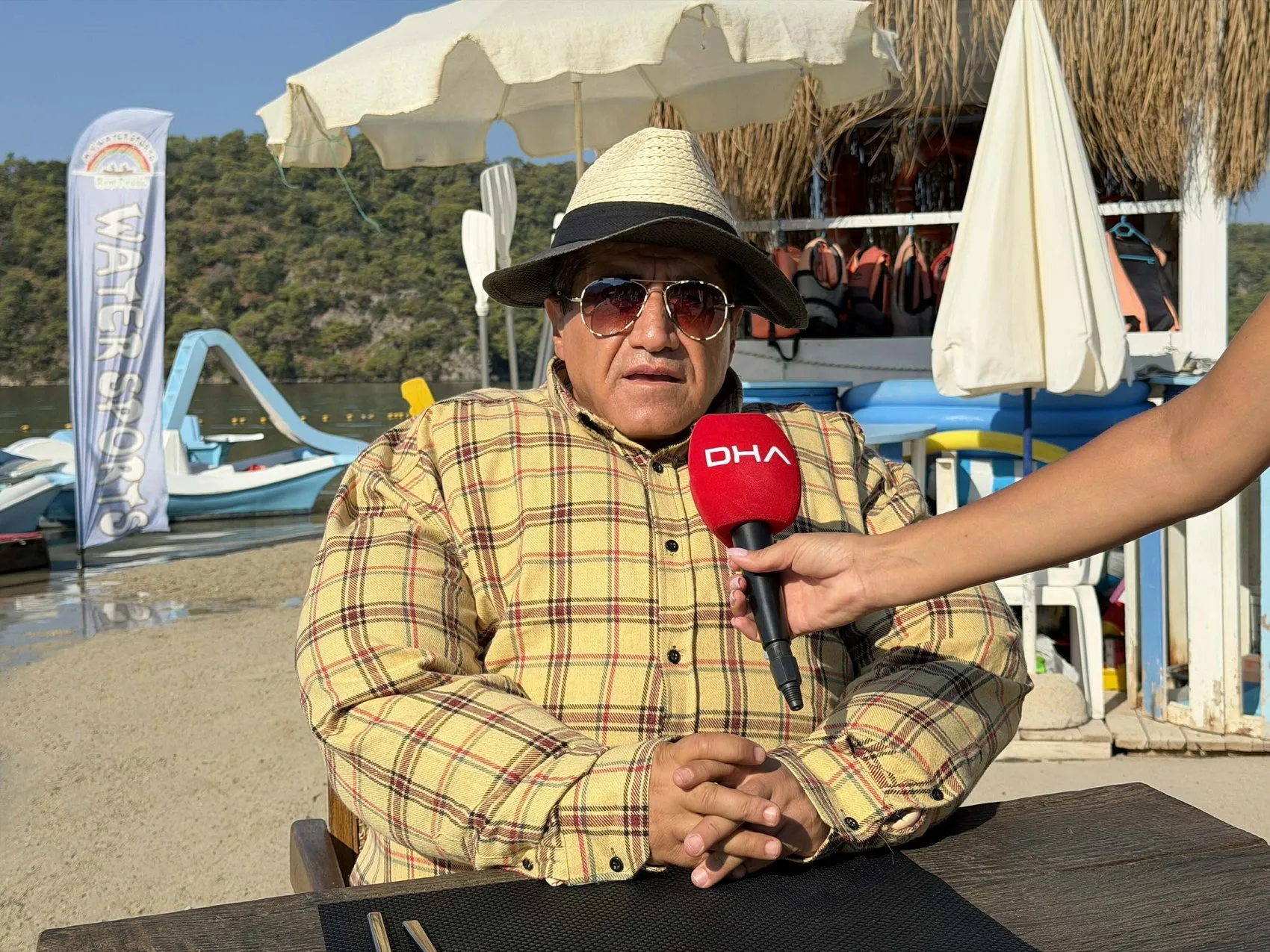 Ölüdeniz'de Şişme Kıyafetli Protesto: Aydın Aydın'dan İsrafa Karşı Sıra Dışı Çağrı