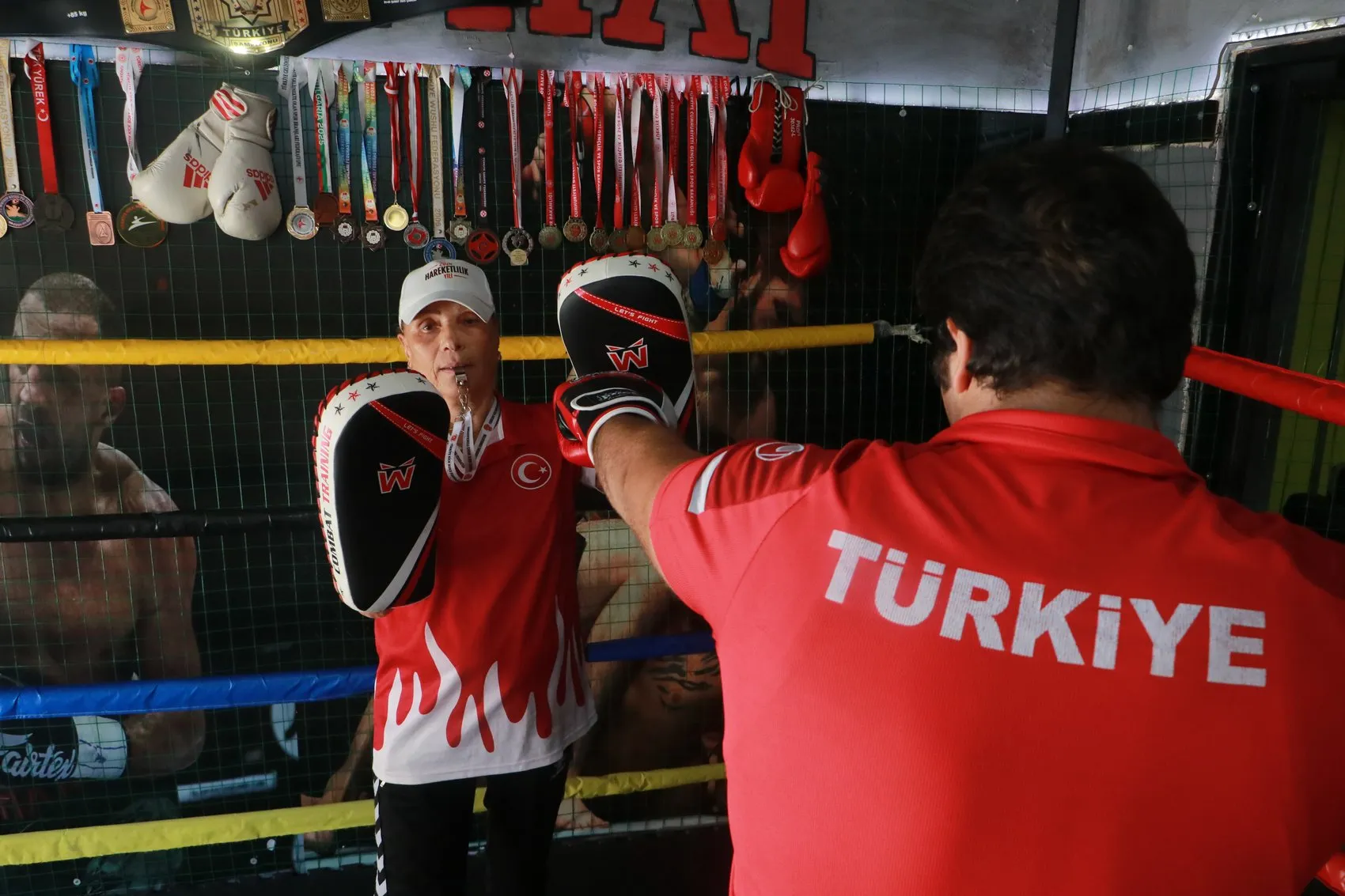 Ringlerin şampiyon ikilisi: Anne antrenörün disipliniyle Avrupa yolcusu