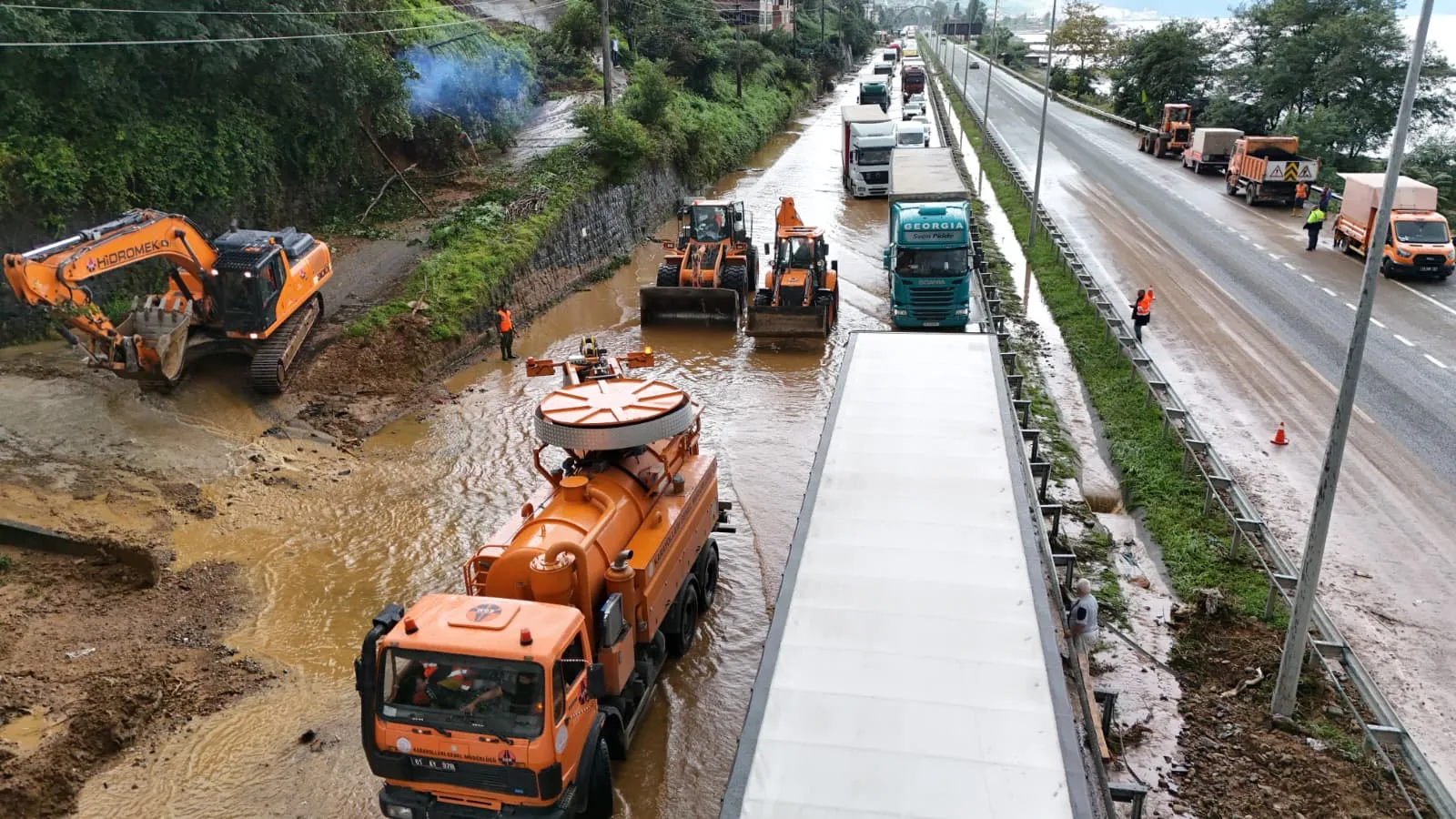 Rize'de doğa alarm verdi: Metrekareye 135 kilogram yağış düştü, Karadeniz'in rengi döndü