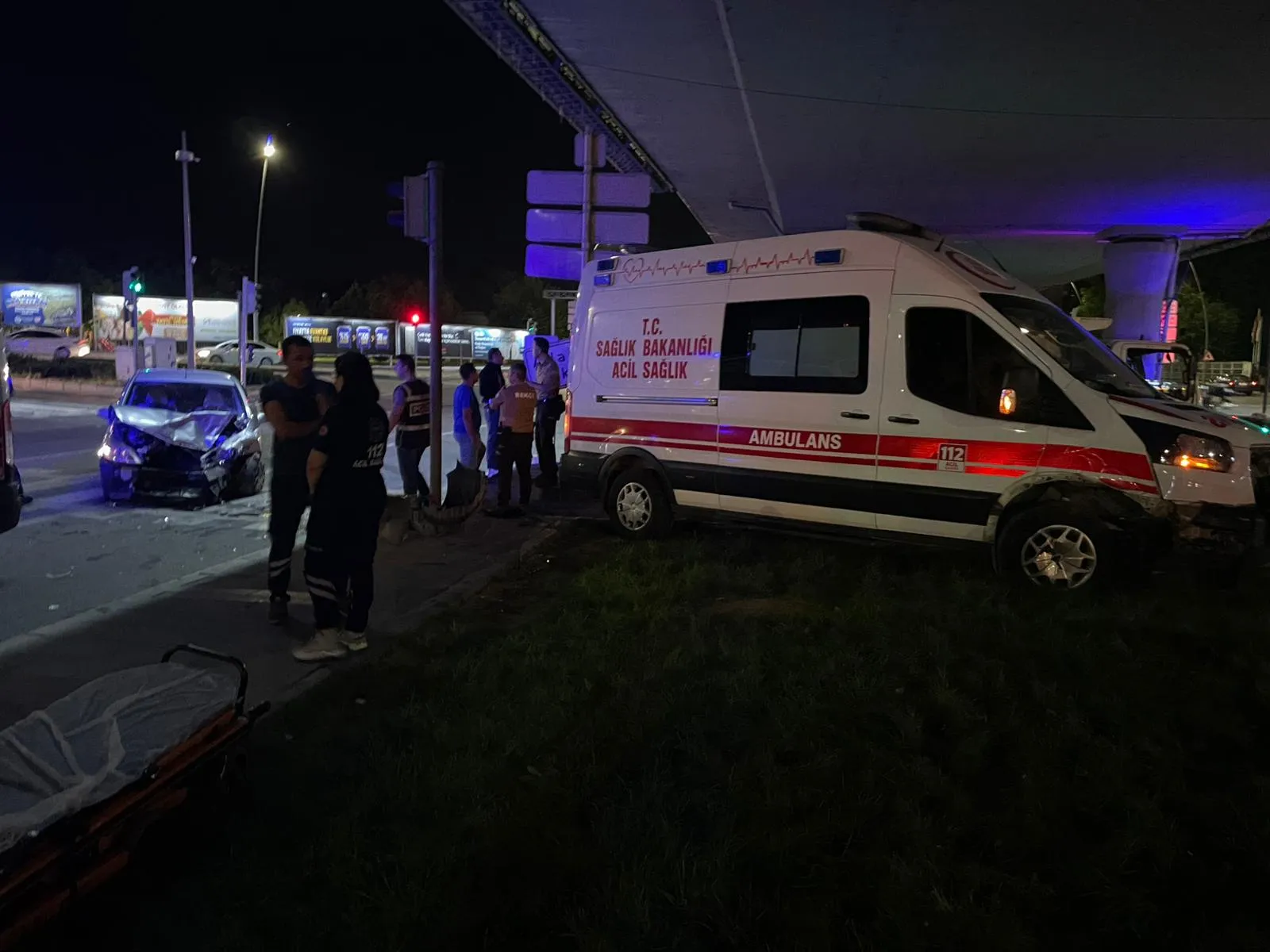 Kayseri'de gece yarısı dehşeti: Ambulans ve otomobil kavşakta birbirine girdi