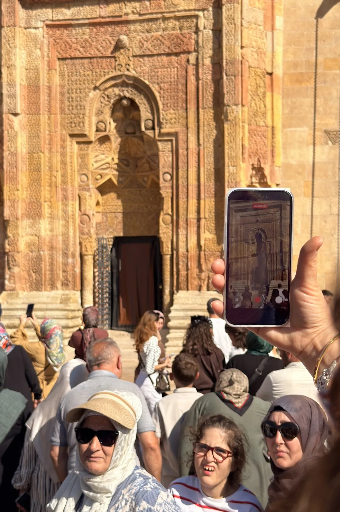 Taşın dile geldiği an: Divriği'de güneşin gölgeyle yazdığı namaz silüeti