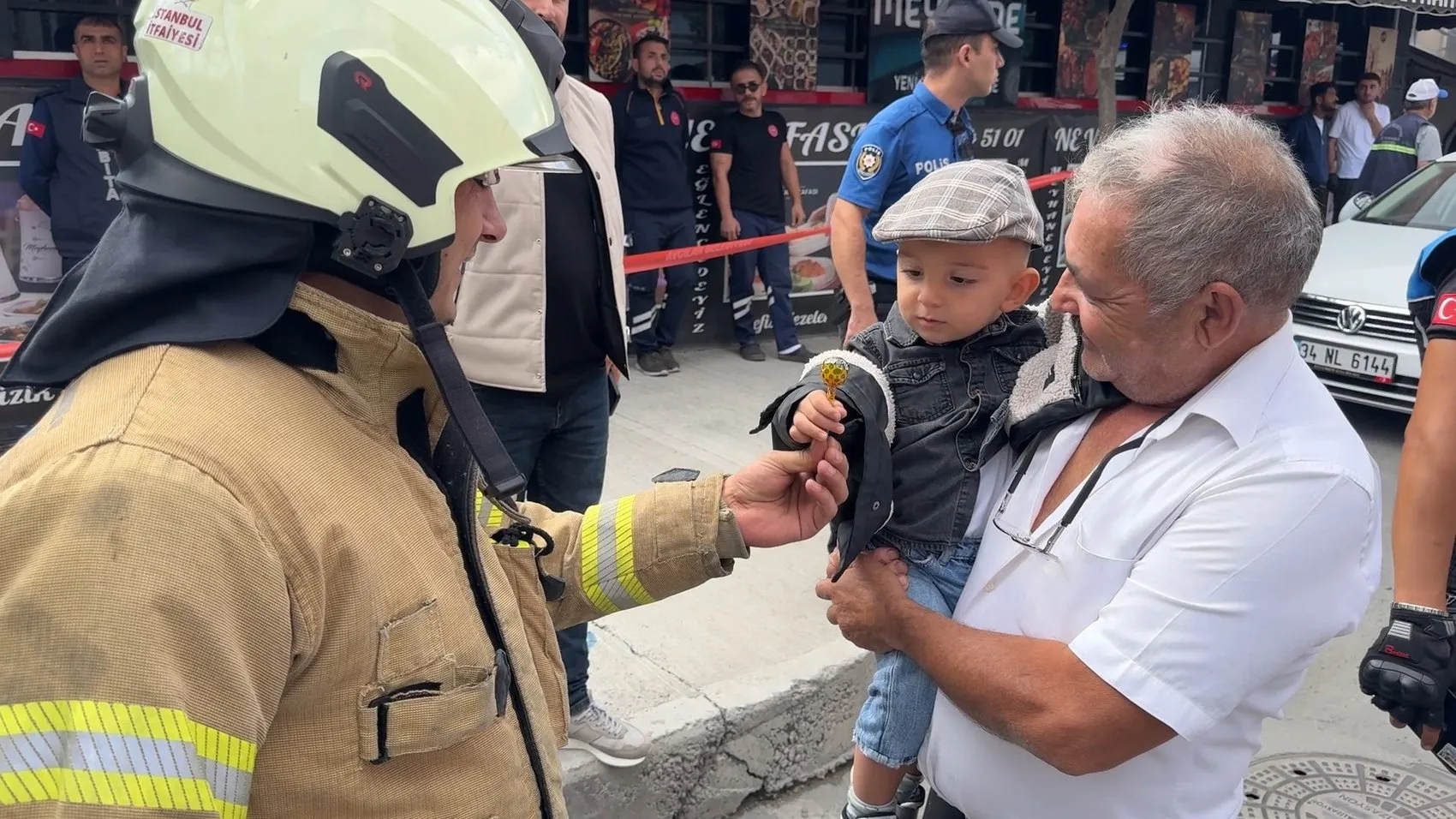 Avcılar'da korku dolu anlar: Elektrik panosundan yükselen dumanlar binayı esir aldı