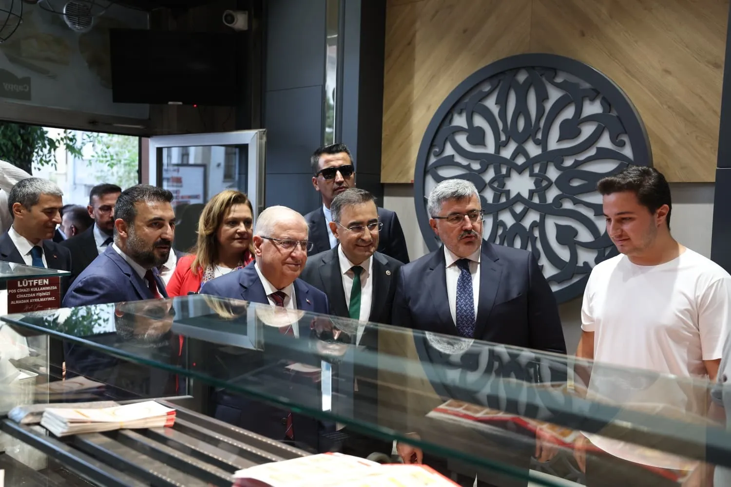 Bakan Güler'den Afyonkarahisar'da esnaf mesaisi: Bin yıllık kardeşlik vurgusu