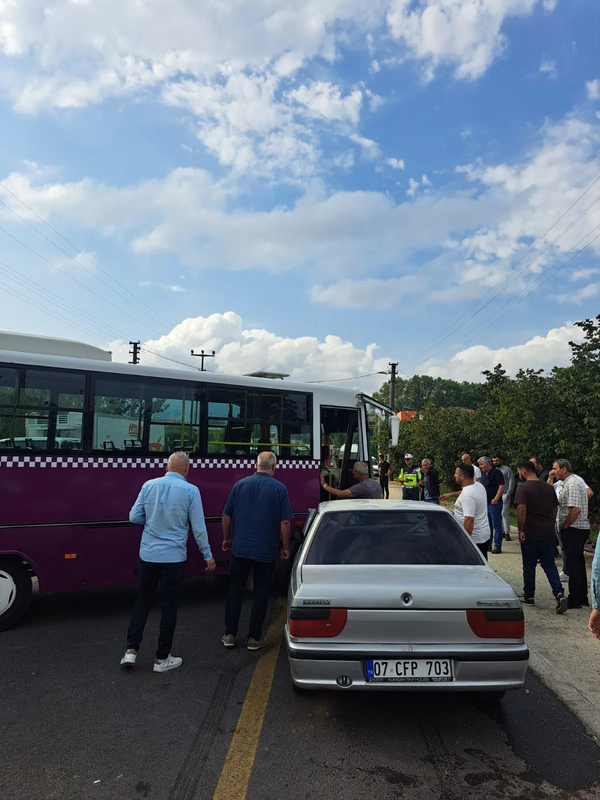 Akyazı yolunda sabah saatlerinde dehşet anları: Otobüs ve otomobil çarpıştı