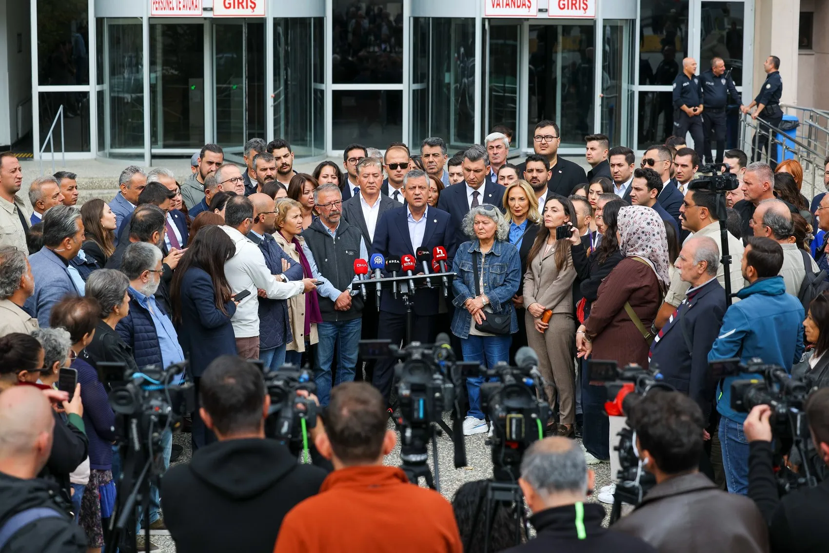 Özgür Özel'den Ankara Katliamı davasında kritik çıkış: Kamu görevlileri yargılanmadan bu karanlık sayfa kapanmaz