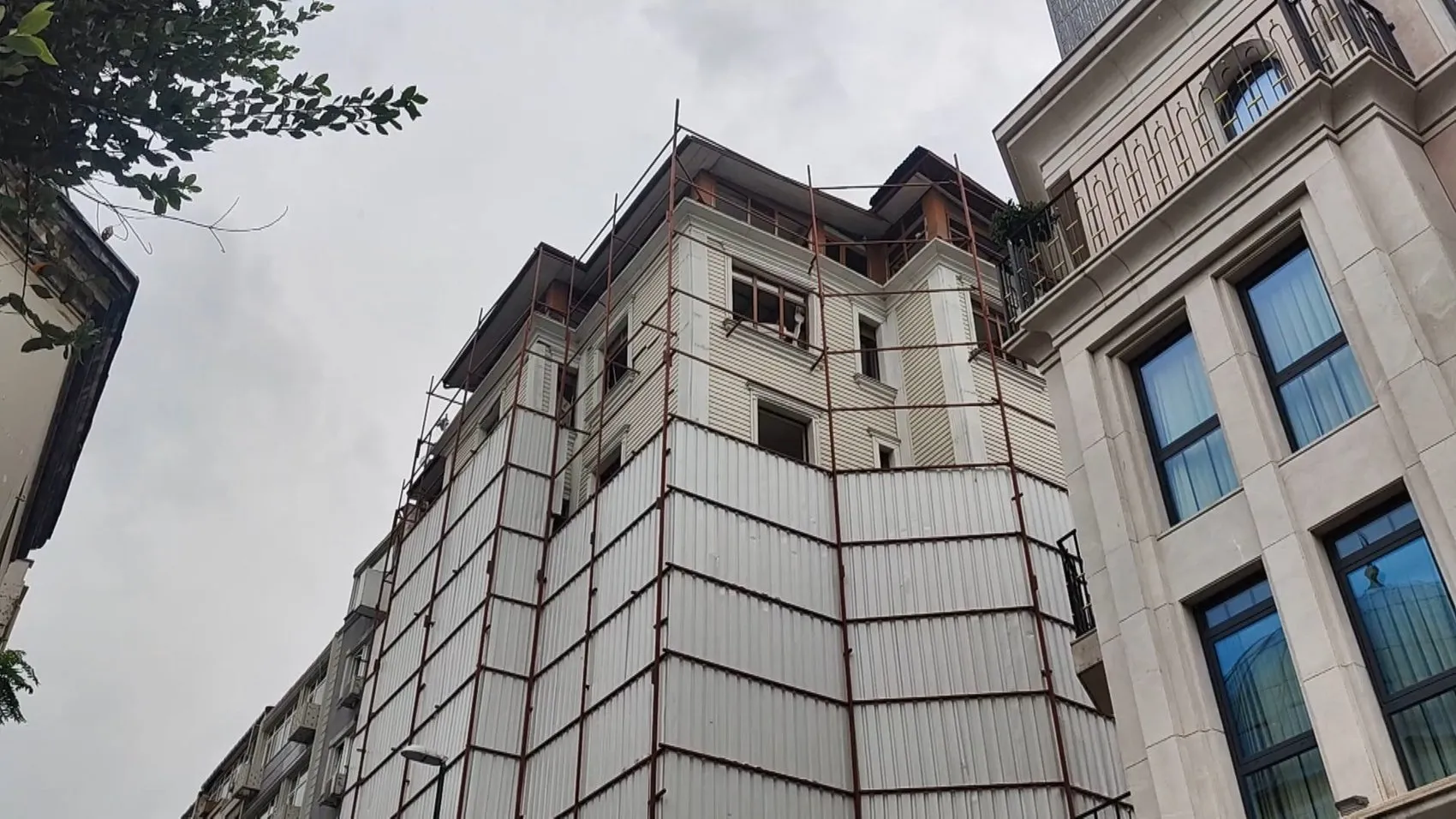 Sultanahmet'te korkutan çöküş: Yıkım bekleyen otelin çatısı araçların üzerine indi