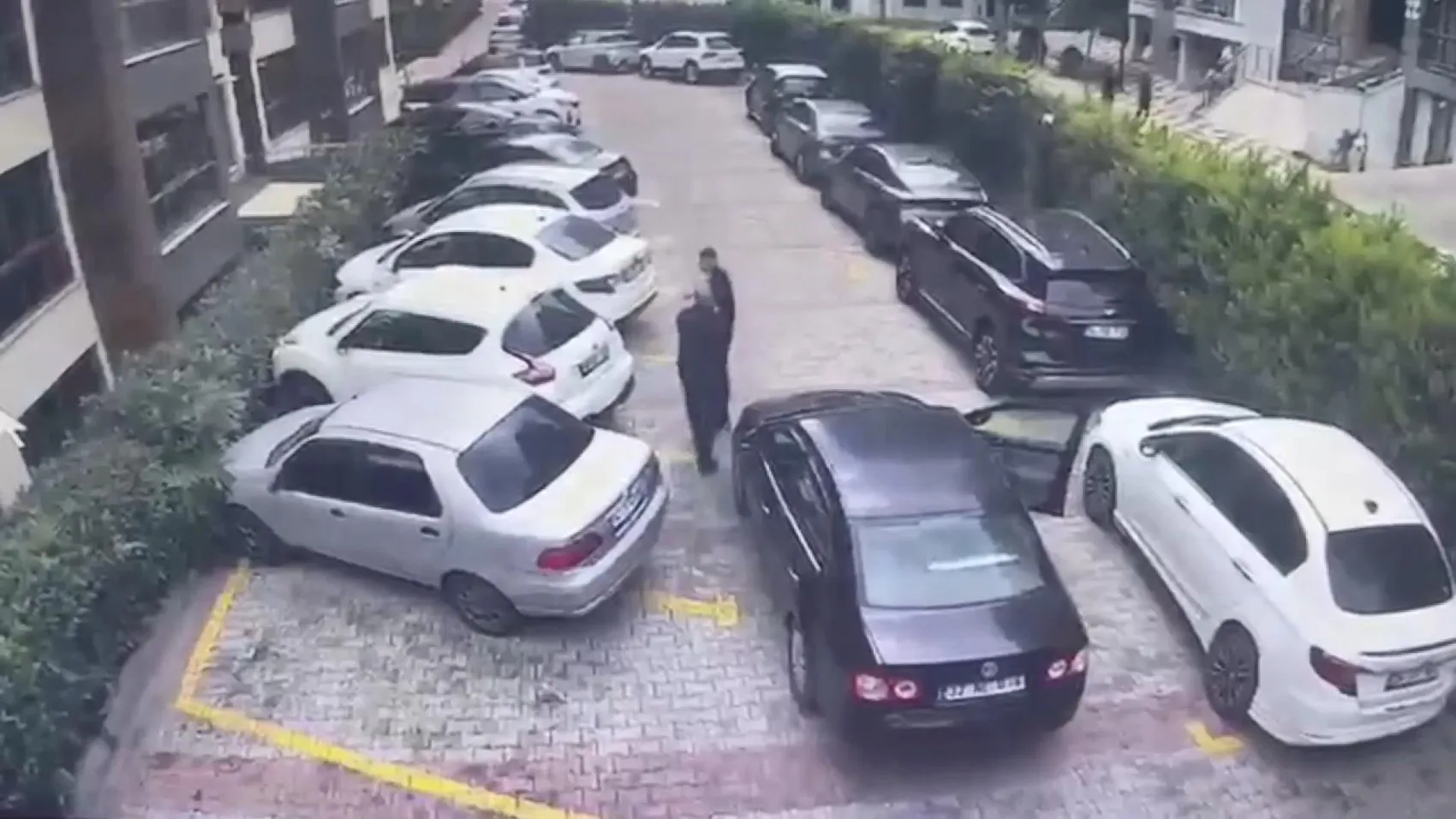 Otoparkta dehşet anları: Silahı elinden alan mahalleli faciayı önledi