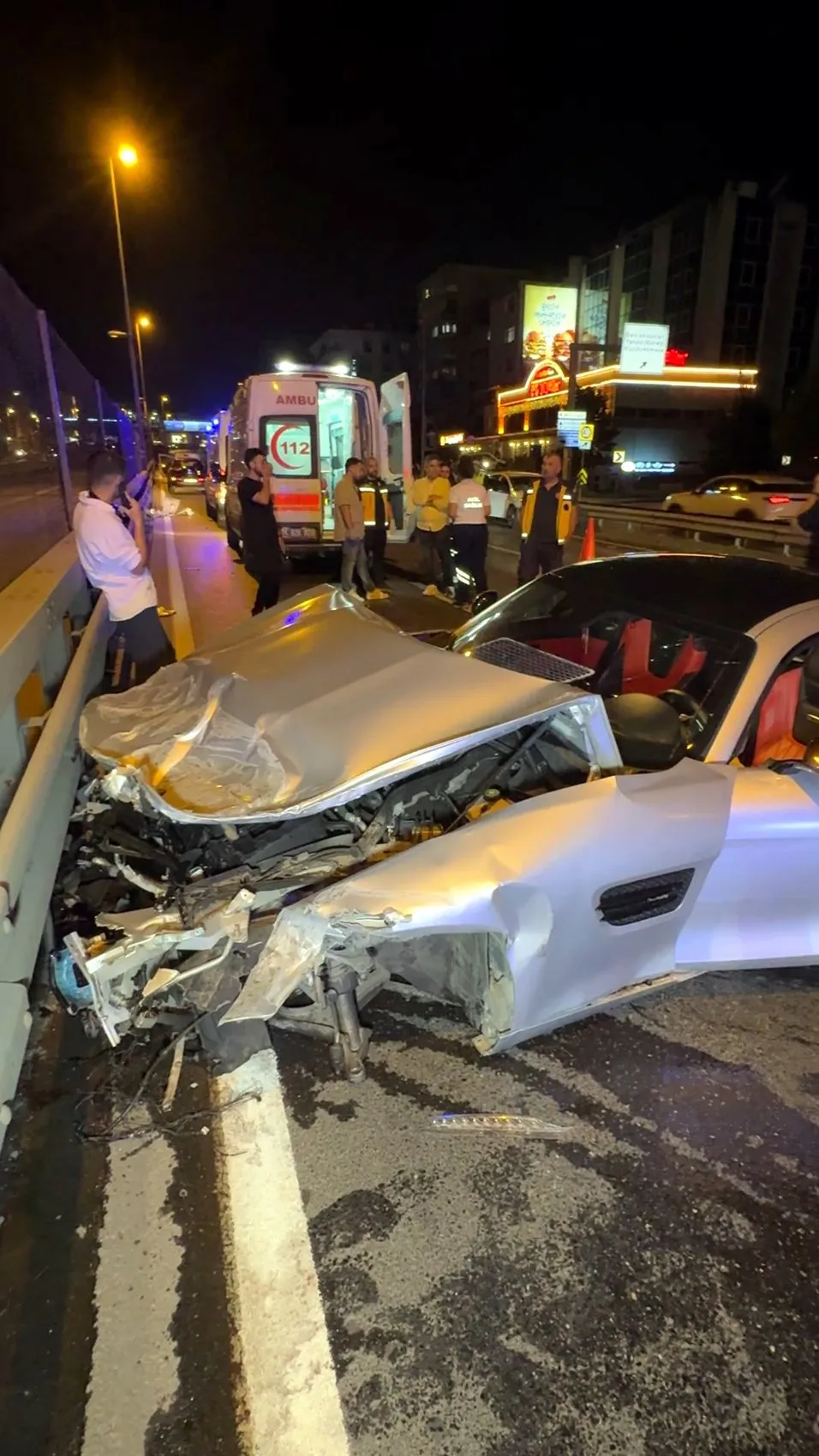 Avcılar'da gece yarısı dehşeti: Lüks otomobil bariyerlere saplandı