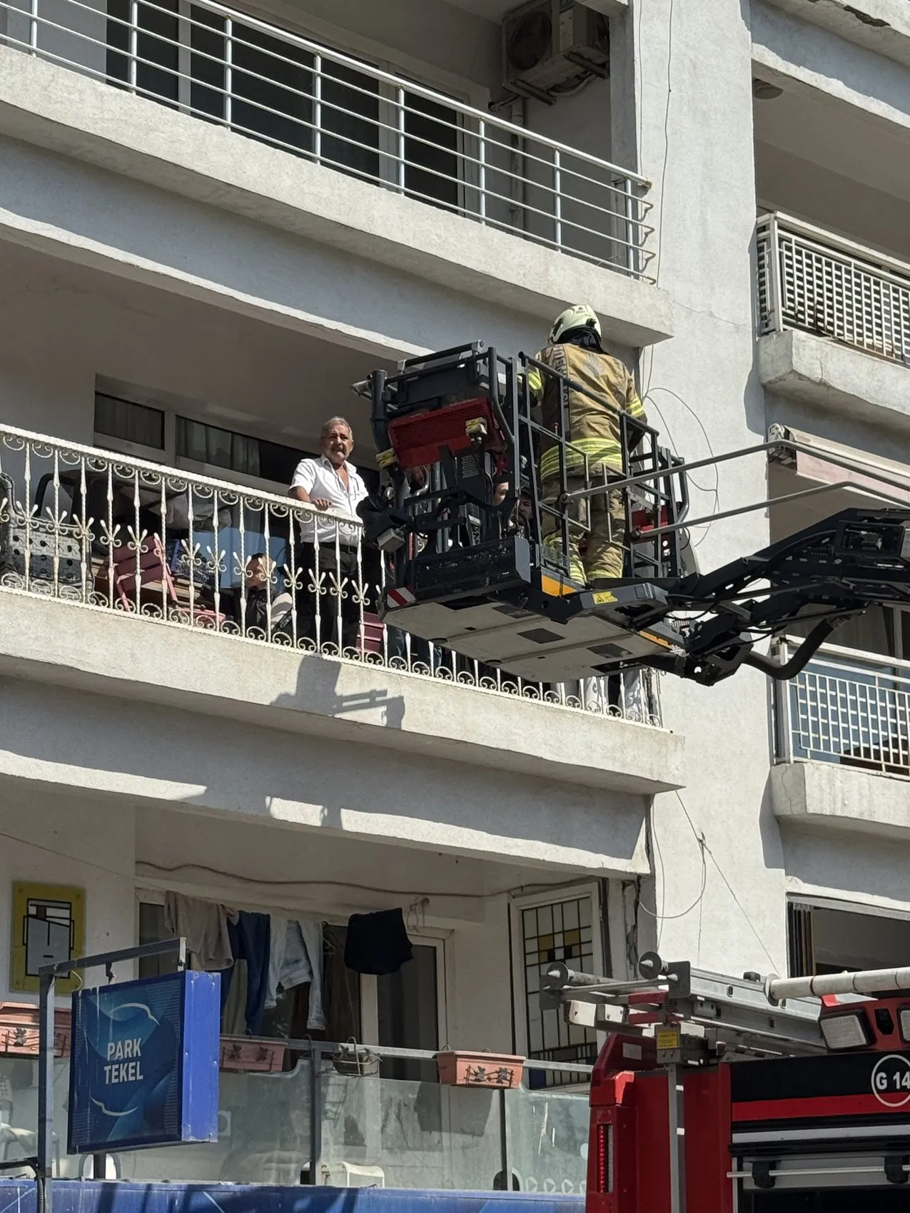 Avcılar'da korku dolu anlar: Elektrik panosundan yükselen dumanlar binayı esir aldı