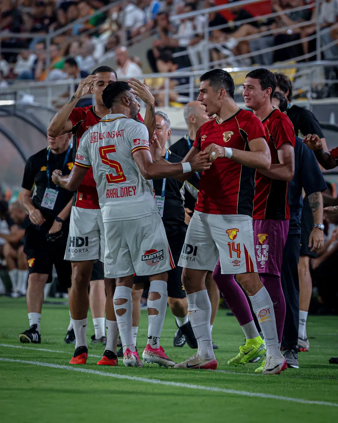 Göztepe'de büyük tezat: Hücumda fırtına gibi savunmada alarm veriyor