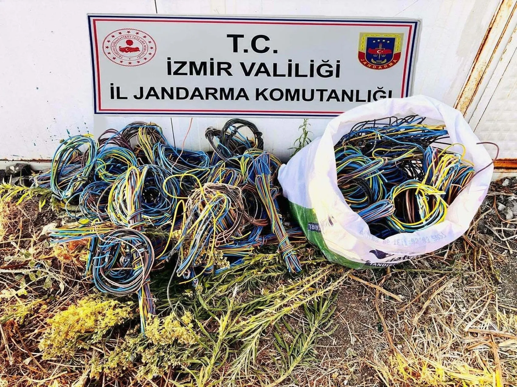 Aliağa'da inşaat baskını: 700 bin liralık vurgun yapan hırsızlık çetesi suçüstü yakalandı